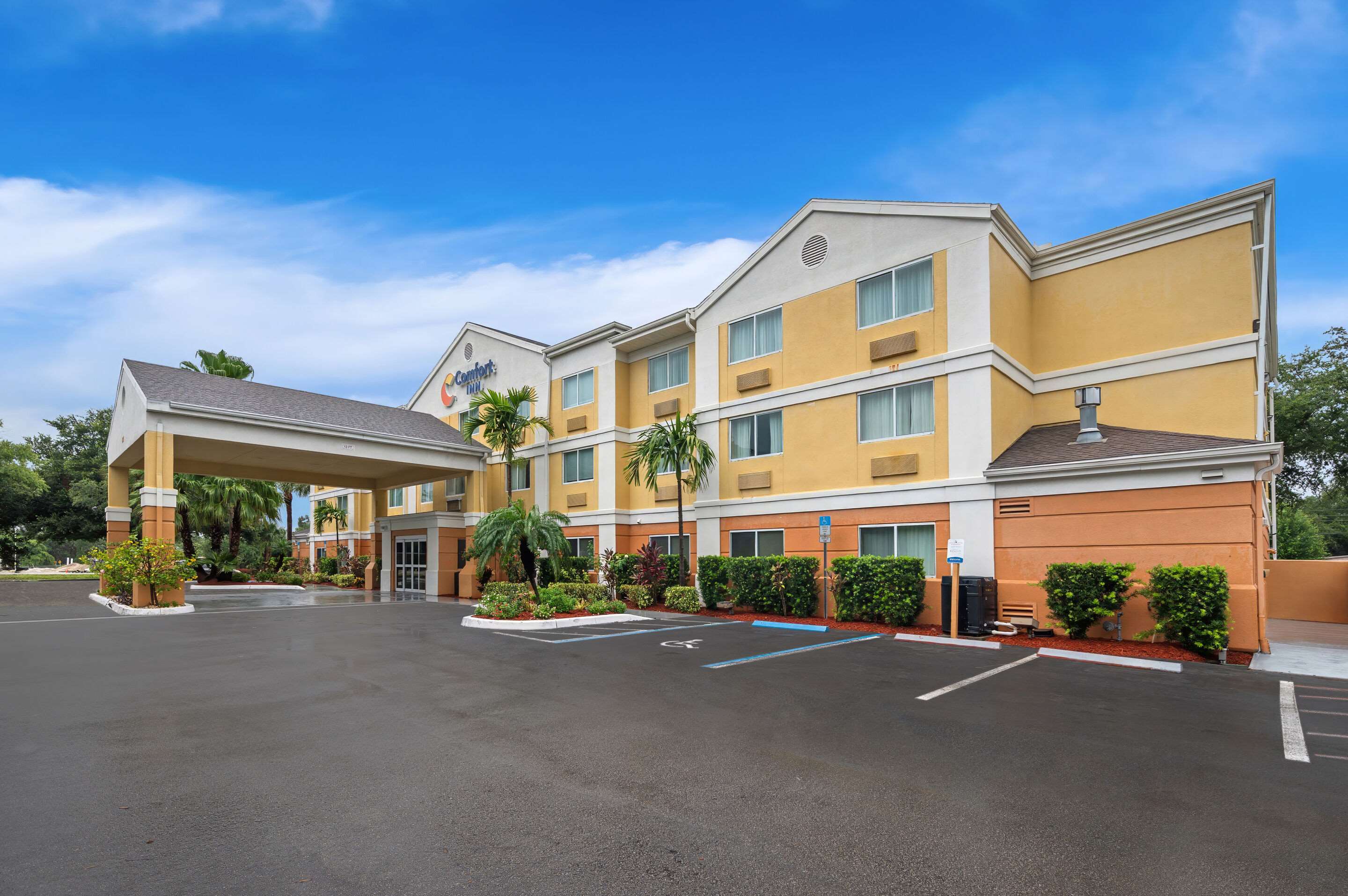 Hotel exterior | Comfort Inn Fort Myers Northeast