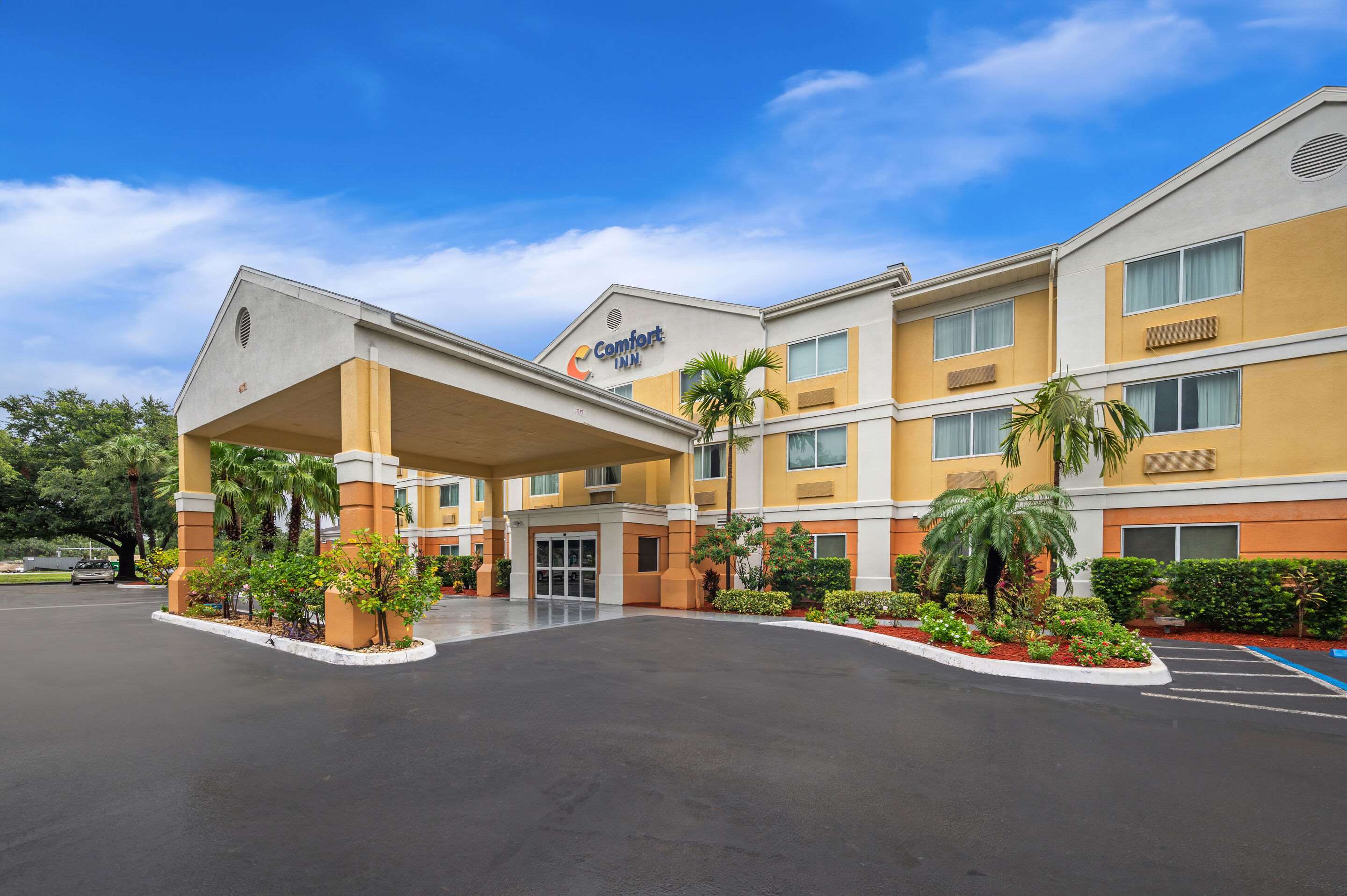 Hotel exterior | Comfort Inn Fort Myers Northeast