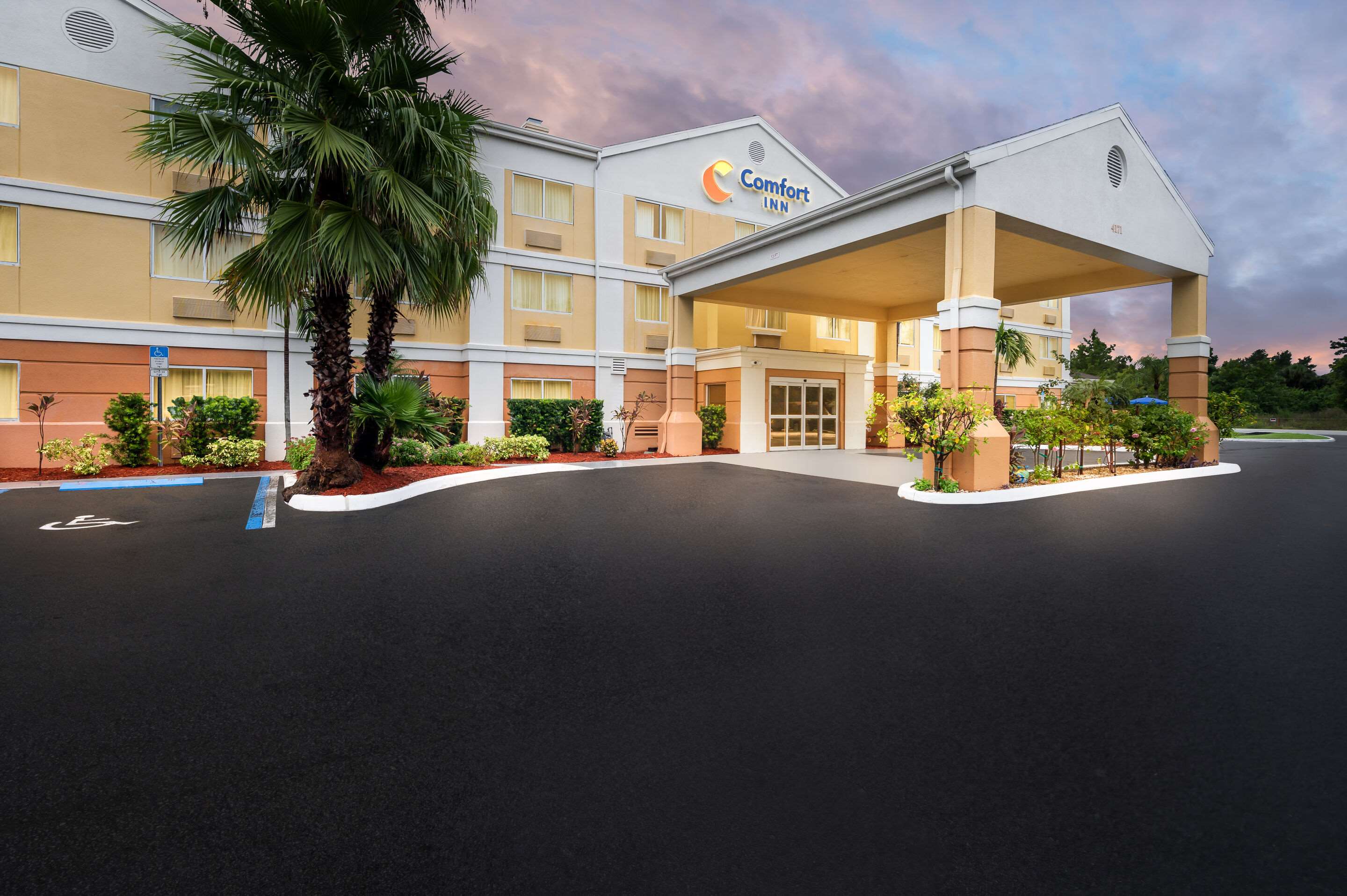 Hotel exterior | Comfort Inn Fort Myers Northeast
