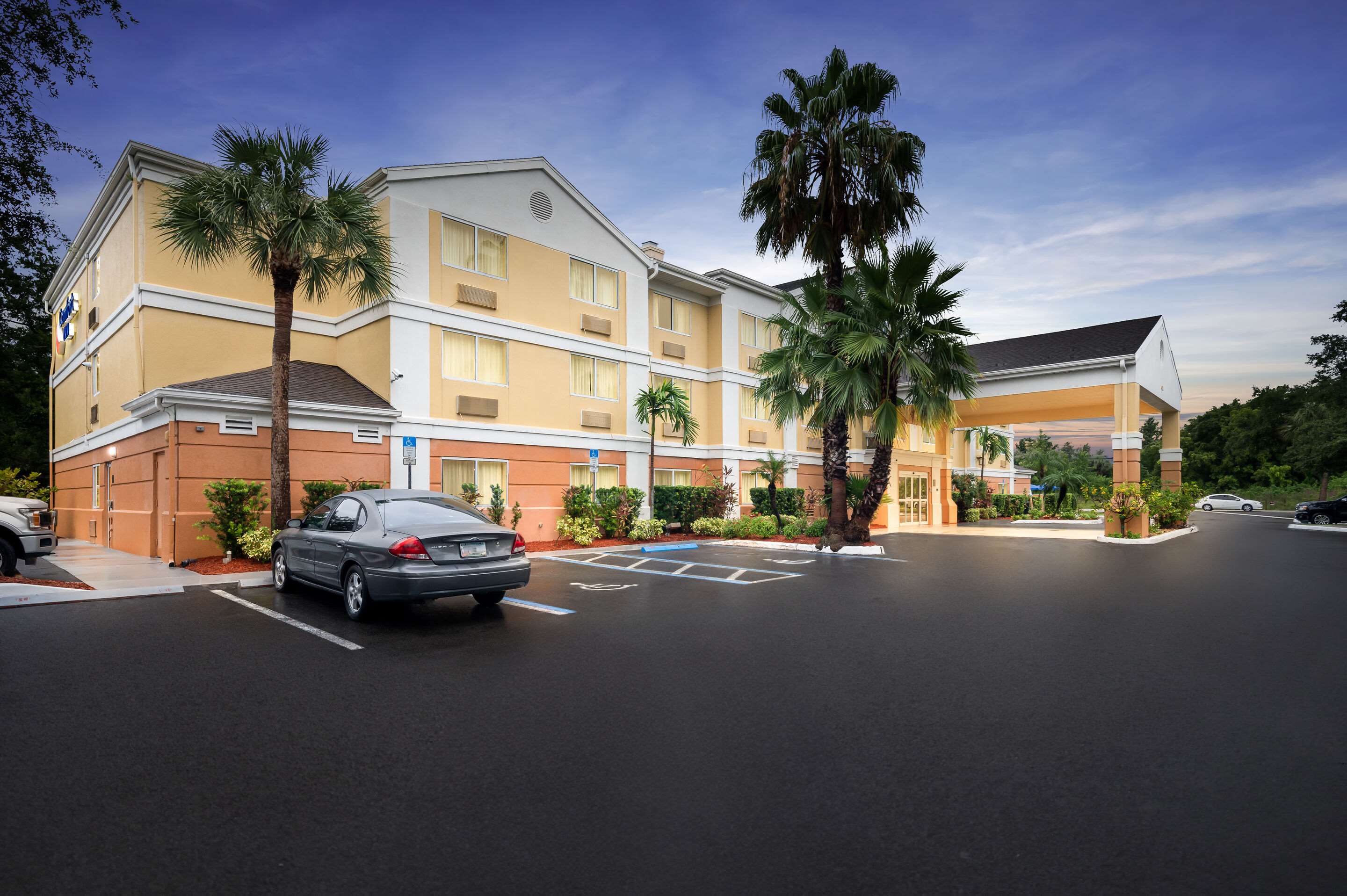 Hotel exterior | Comfort Inn Fort Myers Northeast
