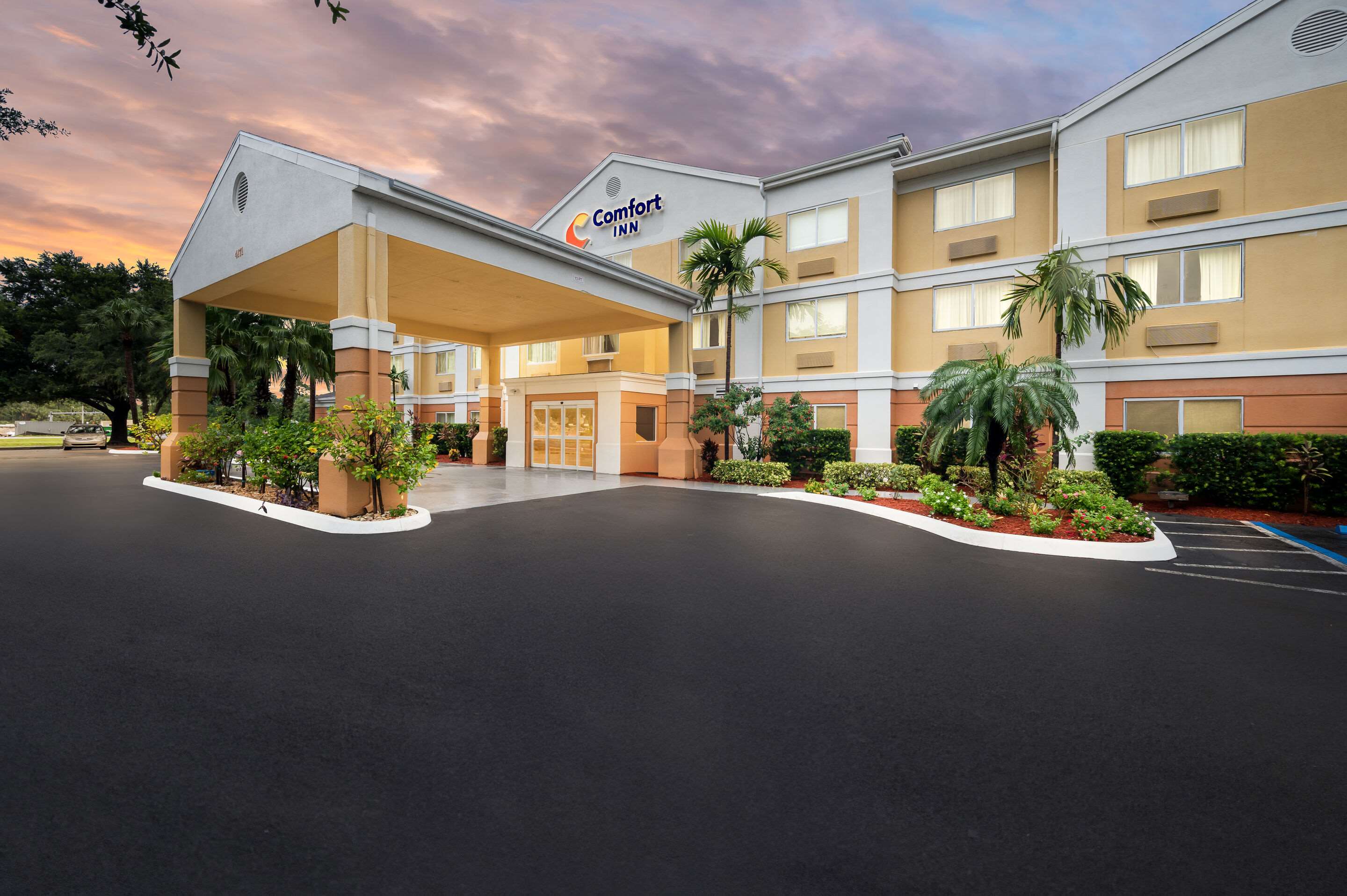 Hotel exterior | Comfort Inn Fort Myers Northeast
