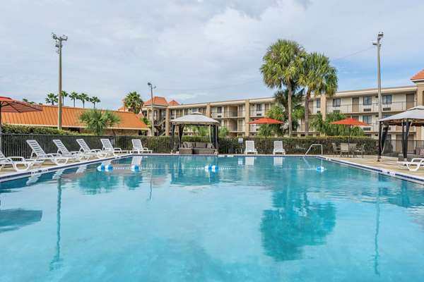 Pool - Quality Inn & Suites by the Lake Kissimmee