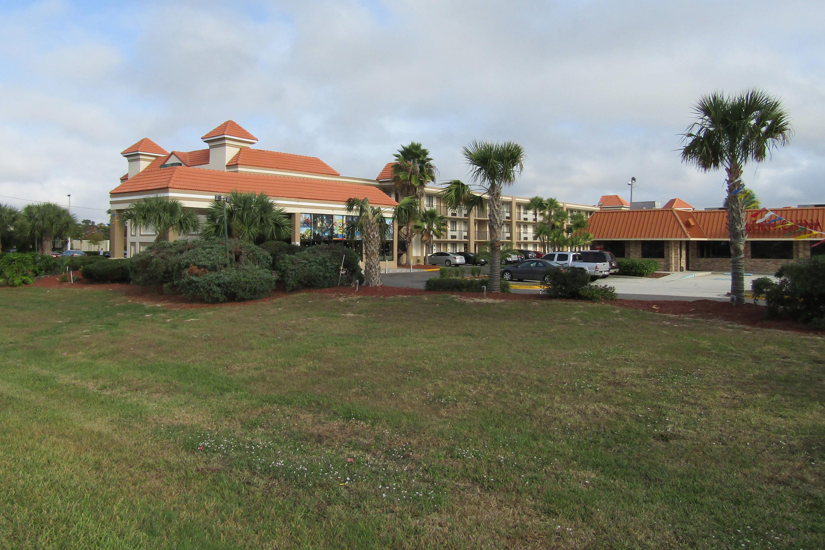 Hotel exterior | Quality Inn & Suites By The Lake