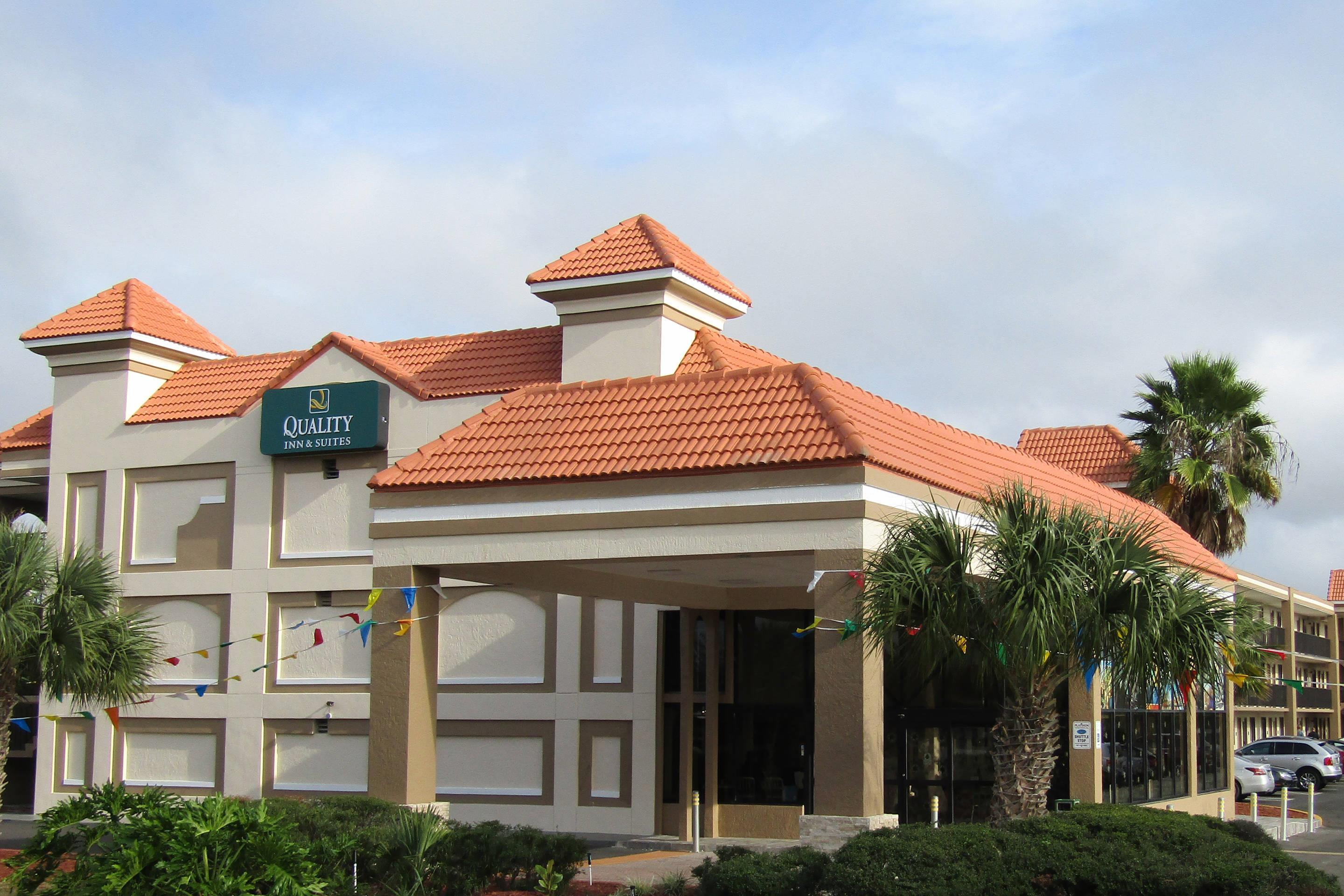 Hotel exterior | Quality Inn & Suites By The Lake