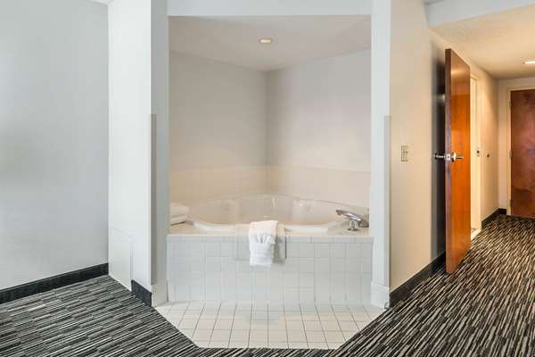 Suite - Comfort Inn West Gainesville - I-75, Exit 384