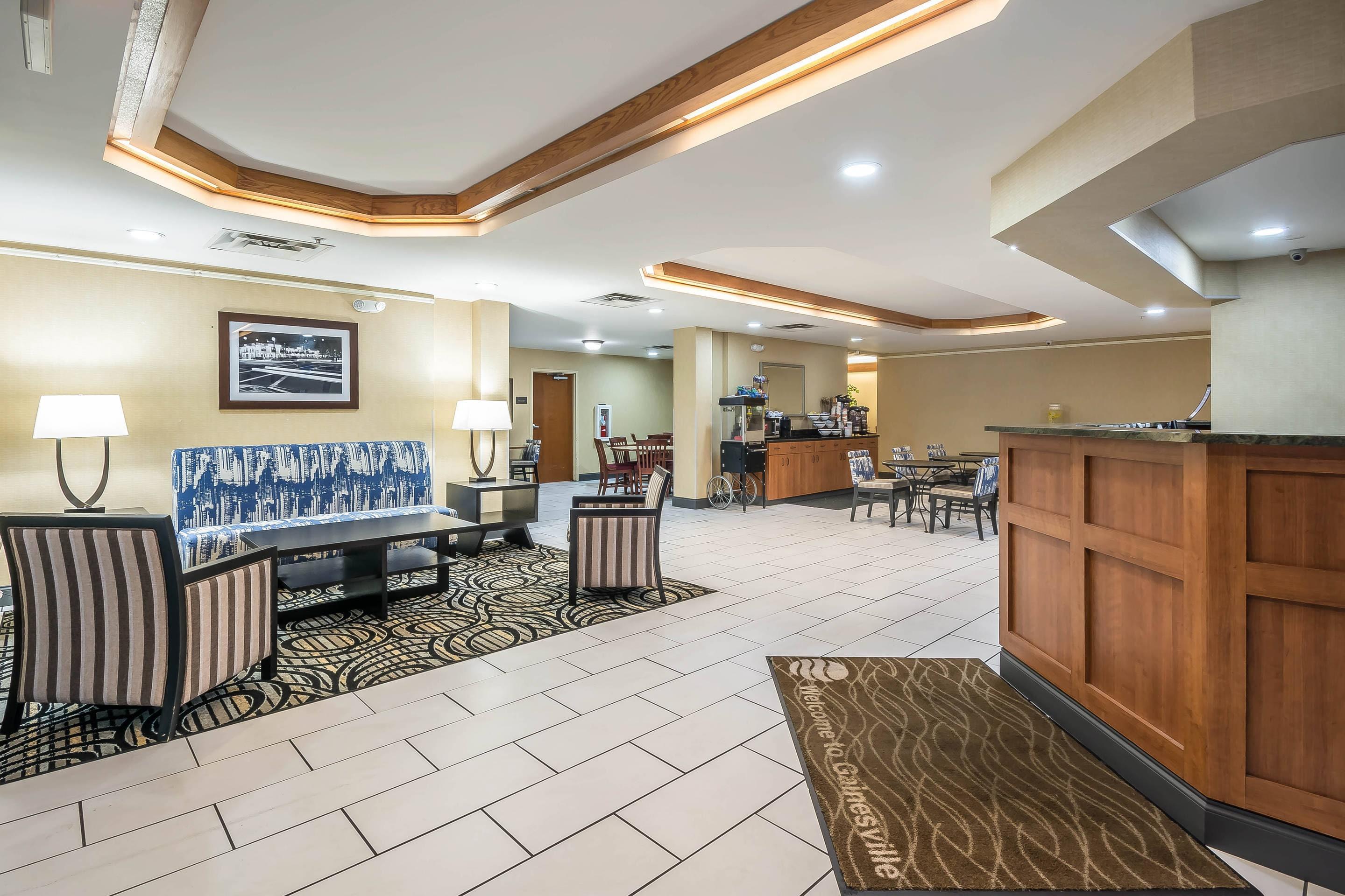 Spacious lobby | Comfort Inn University