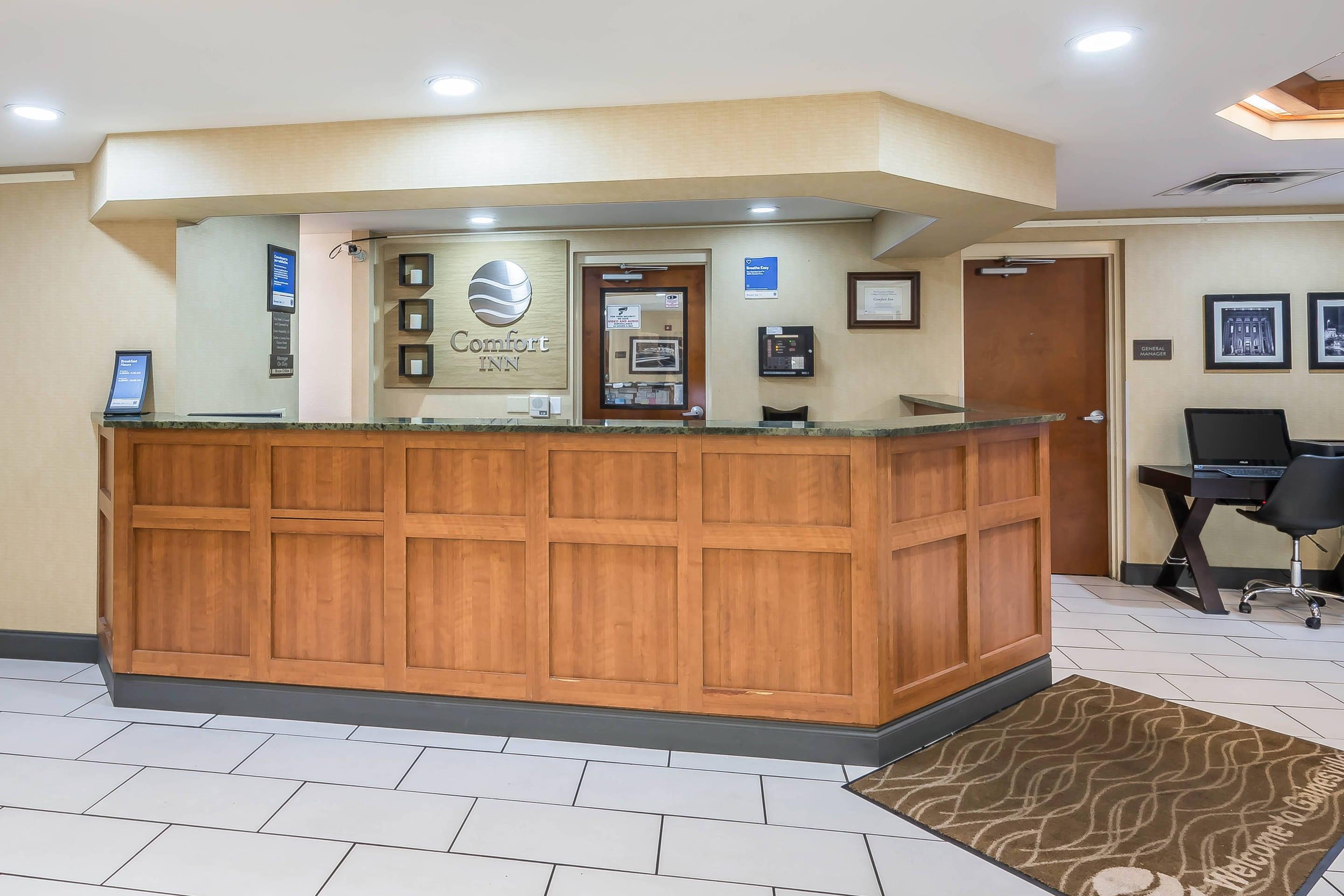 Front desk | Comfort Inn University