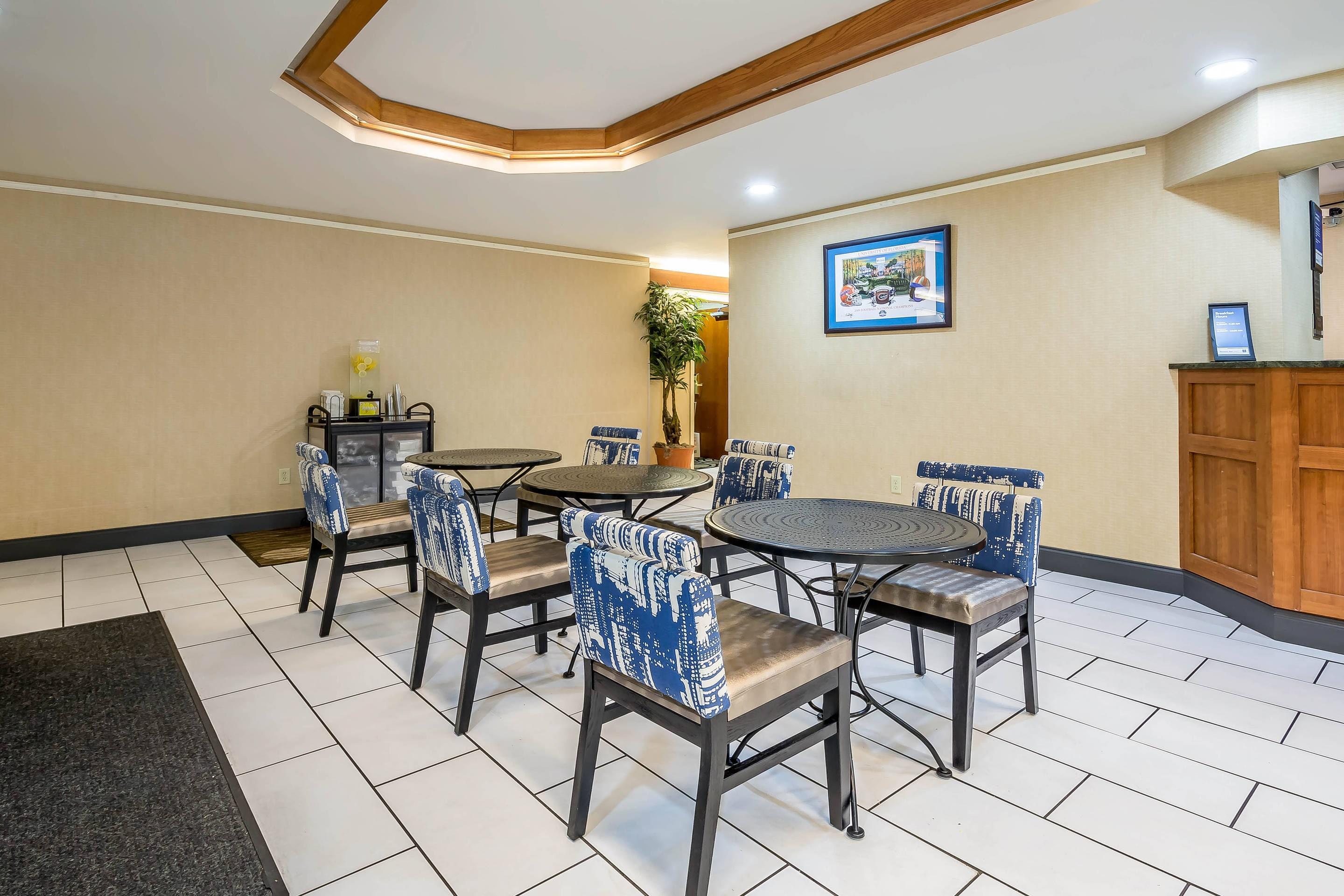 Enjoy breakfast in this seating area | Comfort Inn University