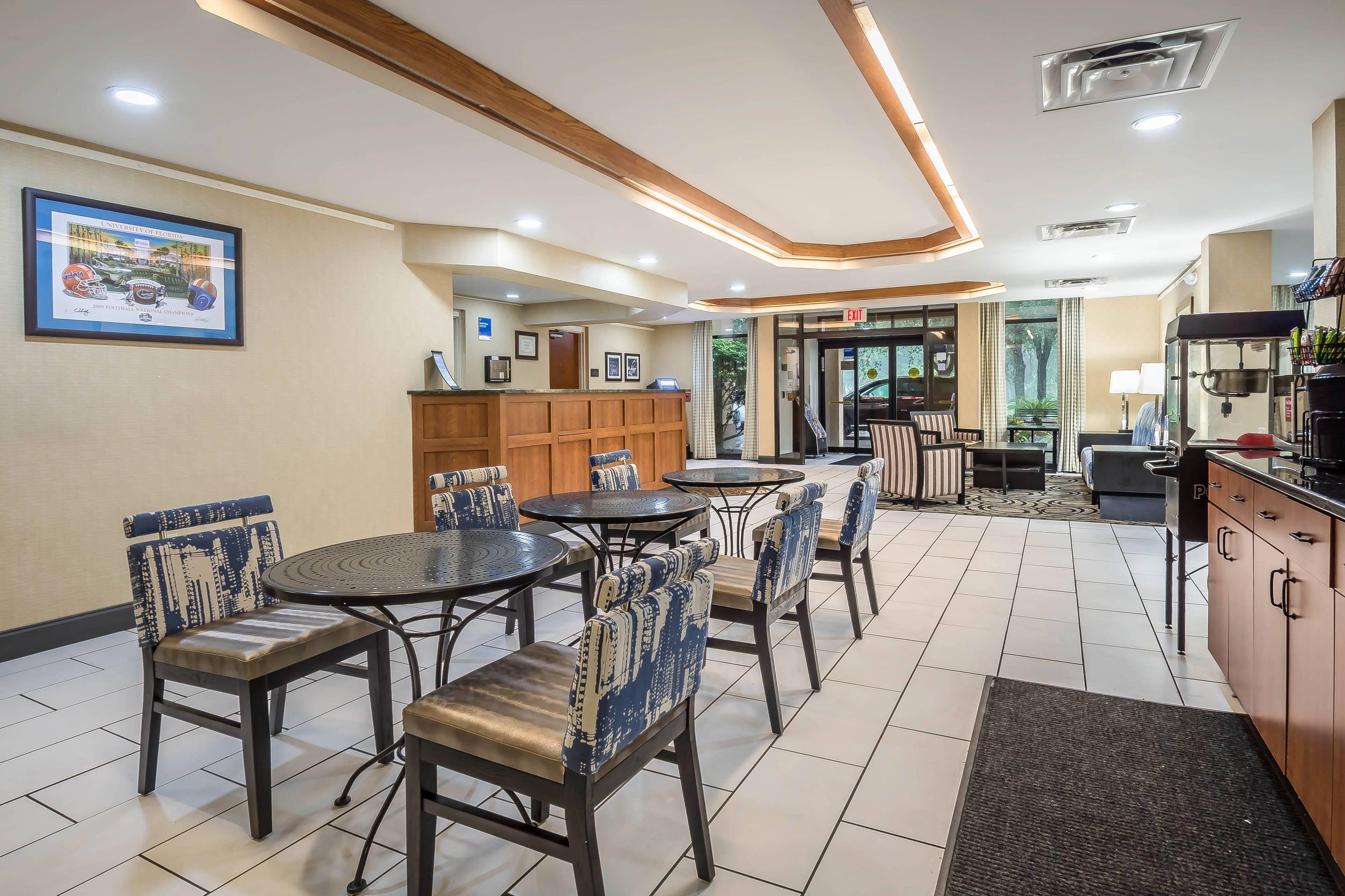 Breakfast area | Comfort Inn University