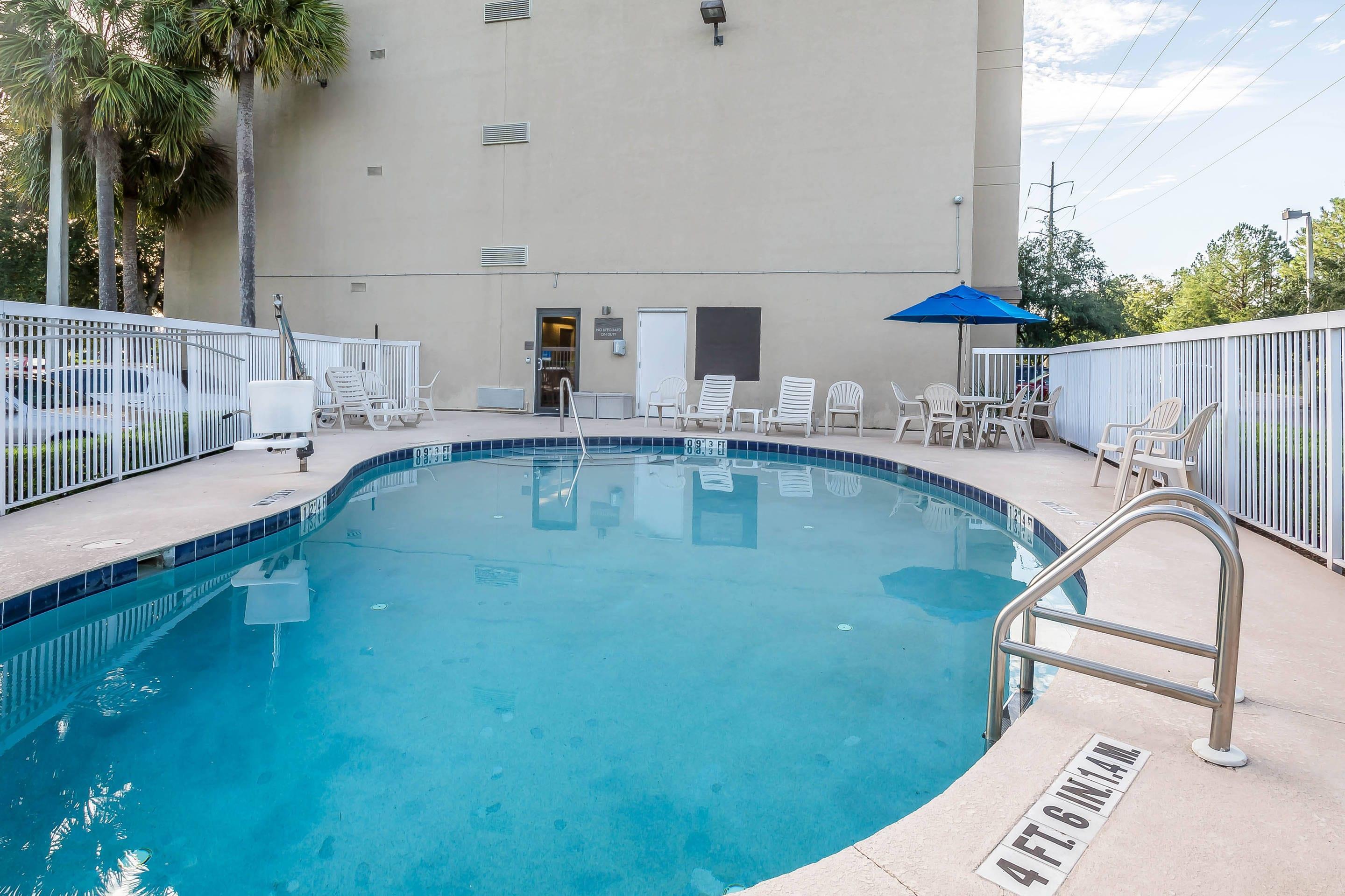 Outdoor pool | Comfort Inn University