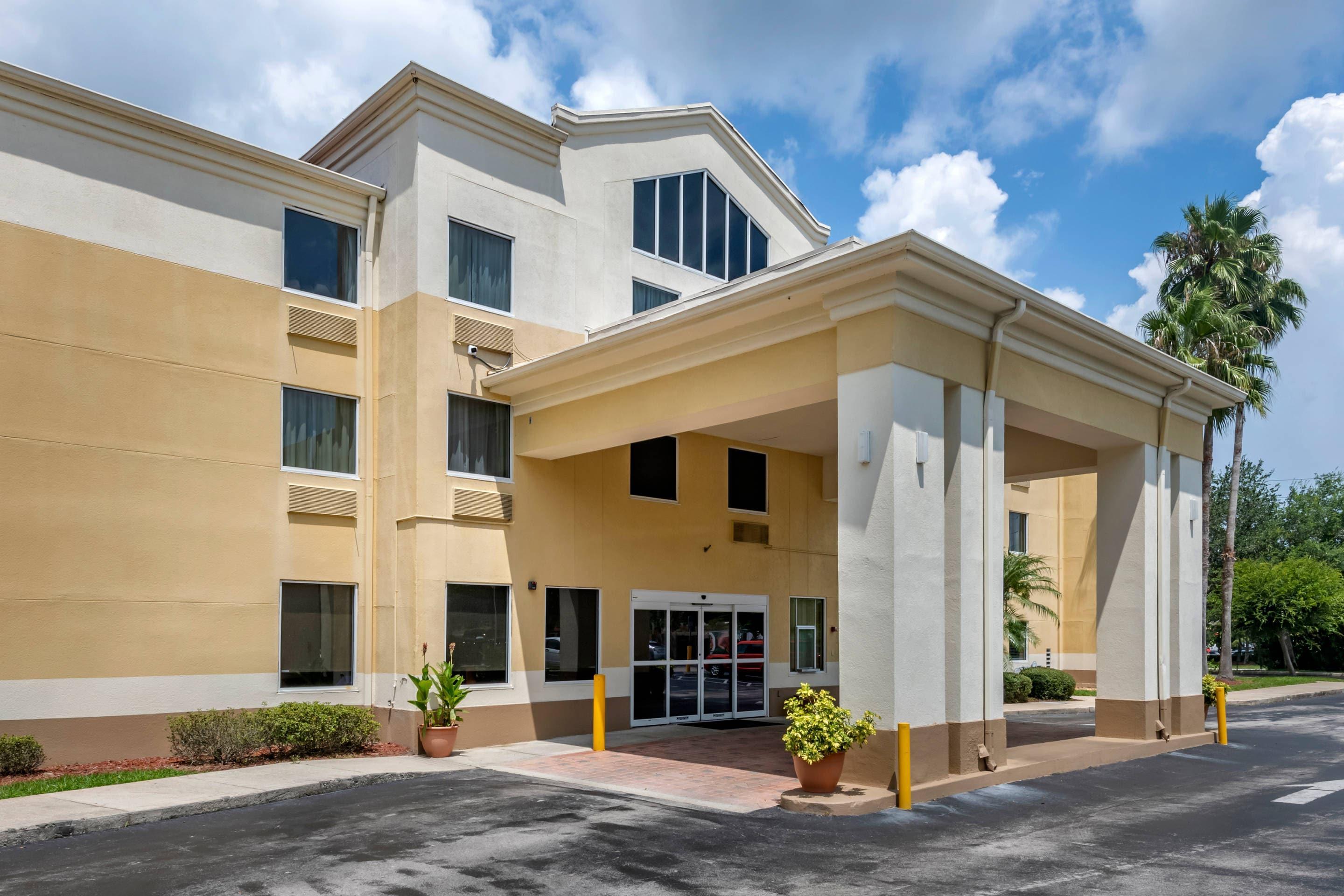 Hotel Entrance | Comfort Inn & Suites DeLand - near University