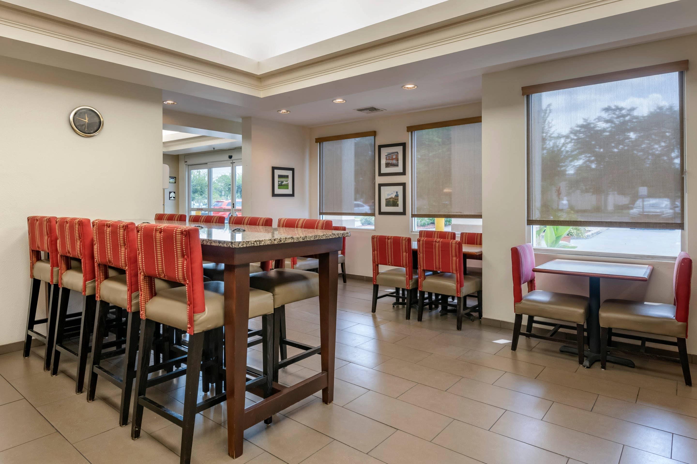 Enjoy breakfast in this seating area | Comfort Inn & Suites DeLand - near University