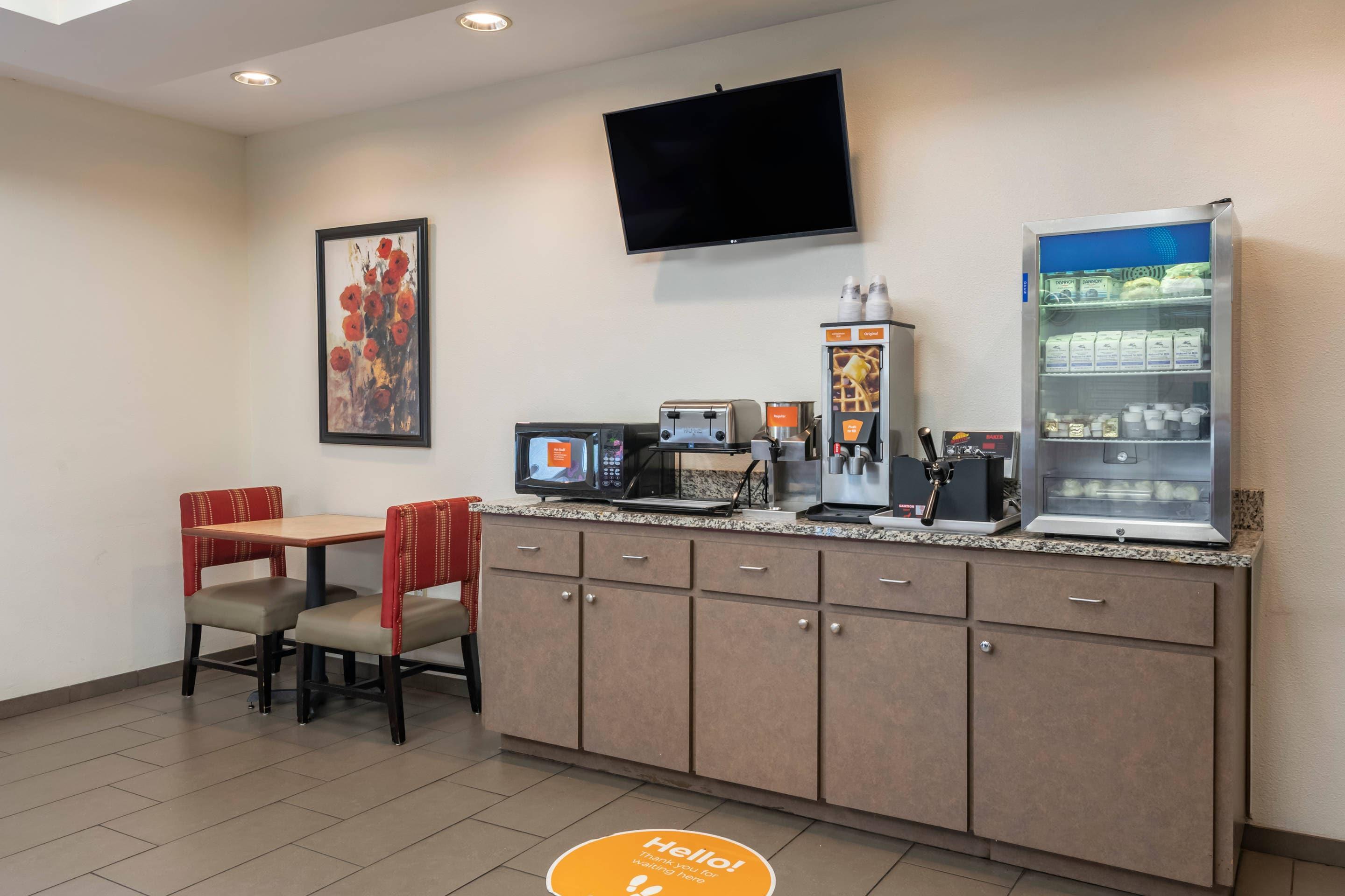 Breakfast area | Comfort Inn & Suites DeLand - near University