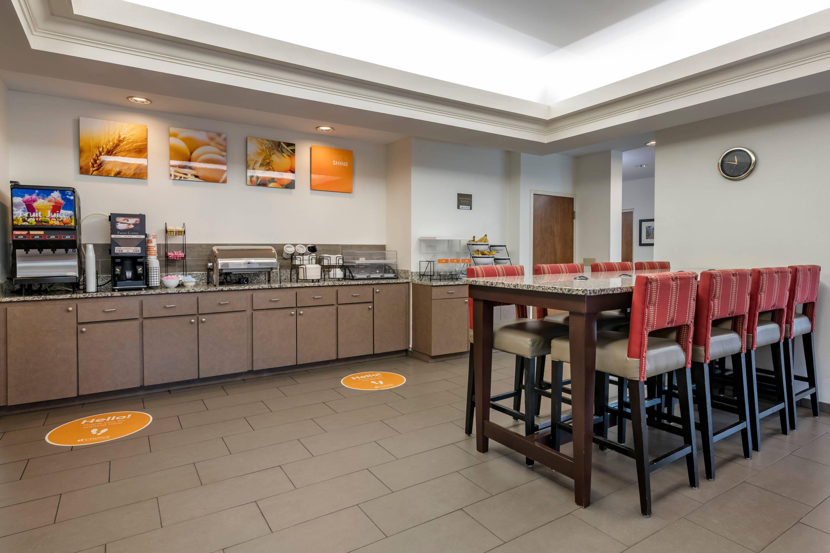 Breakfast area | Comfort Inn & Suites DeLand - near University