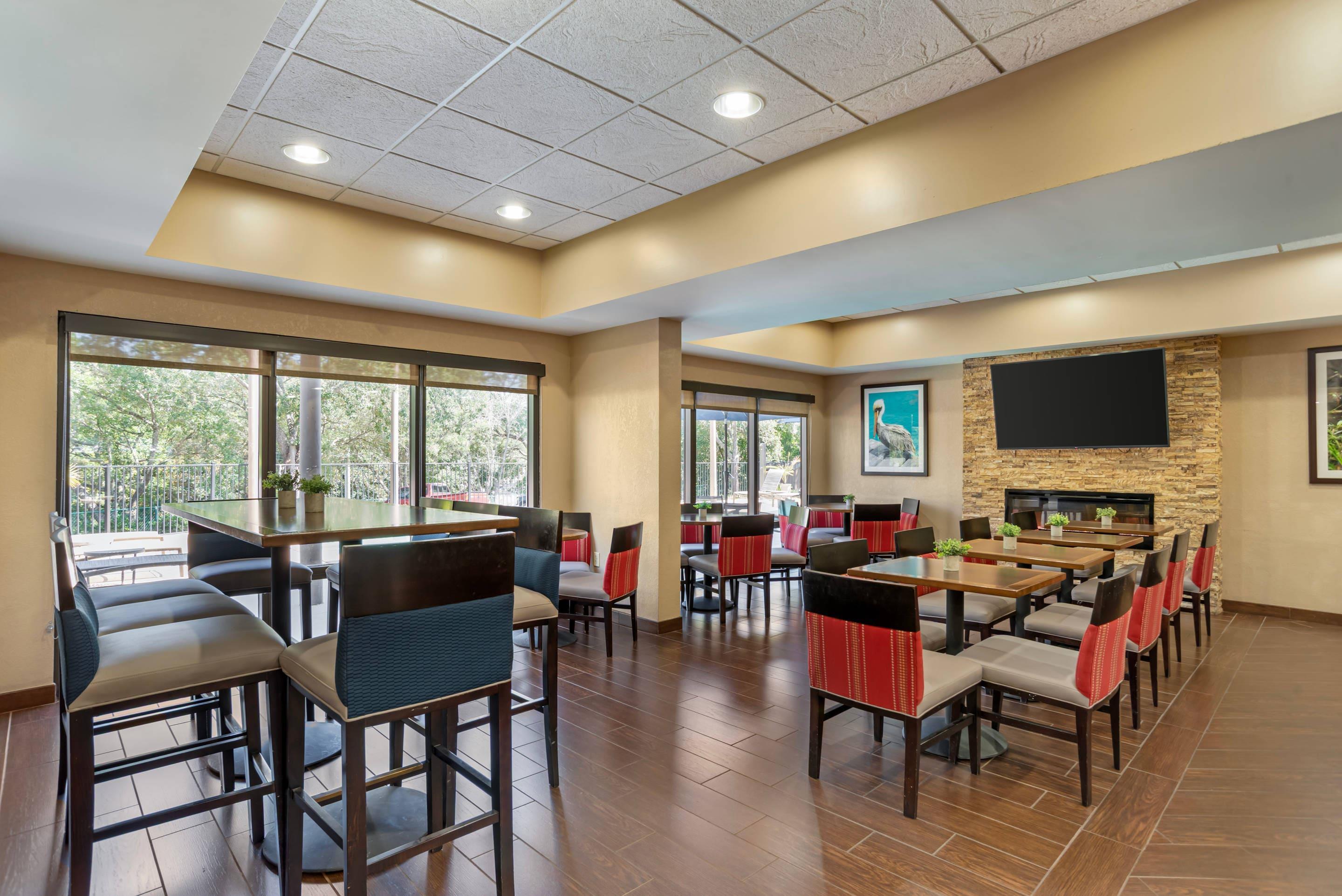 Breakfast area | Comfort Suites Tallahassee Downtown