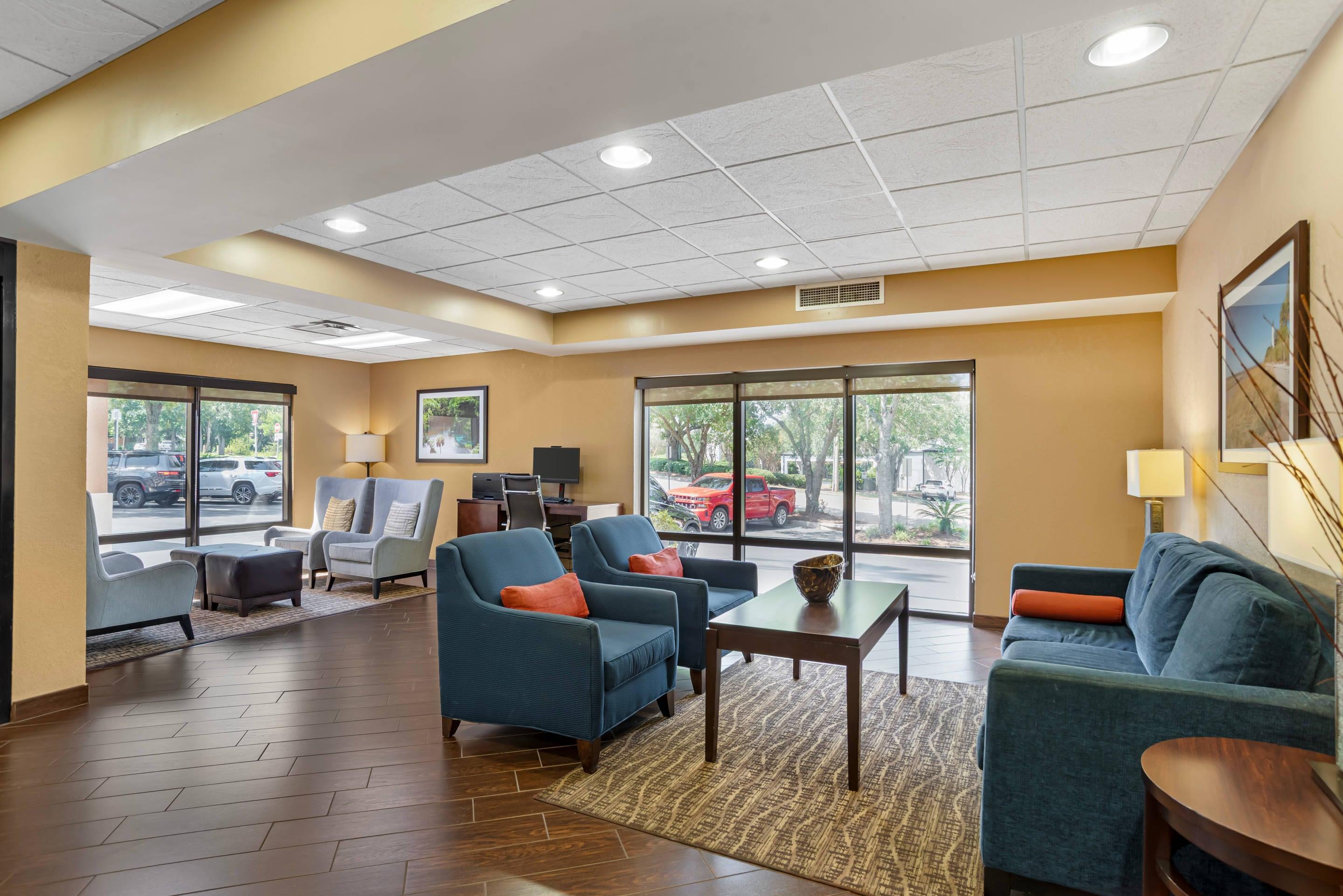 Lobby with sitting area | Comfort Suites Tallahassee Downtown