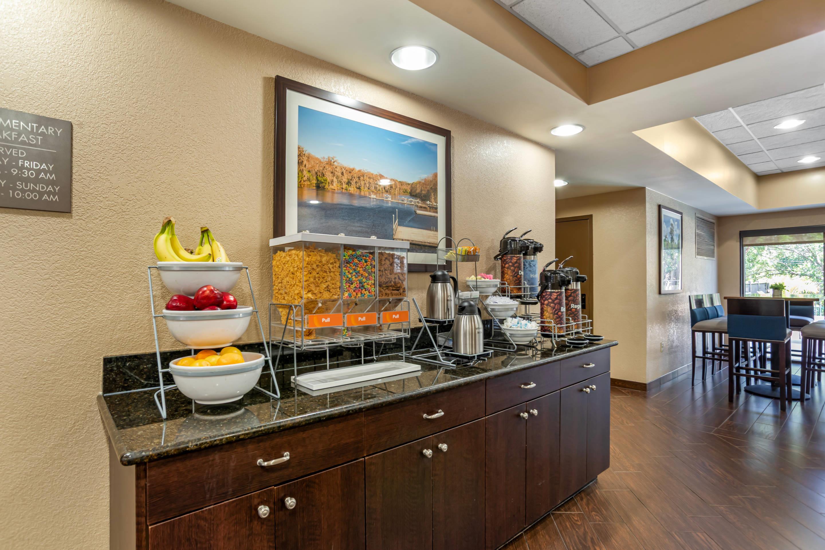 Breakfast area | Comfort Suites Tallahassee Downtown