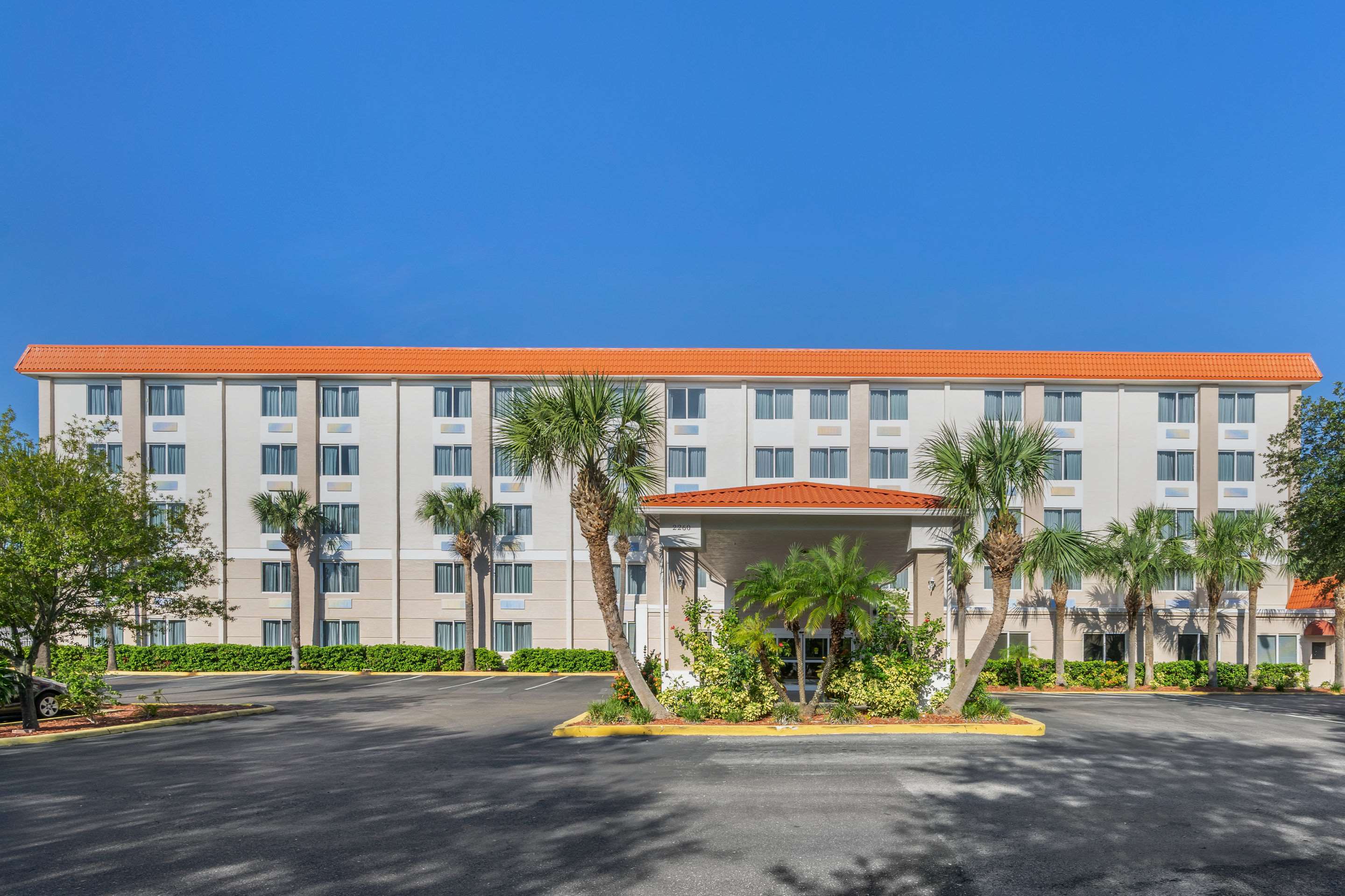 Hotel exterior | Comfort Inn St Petersburg North