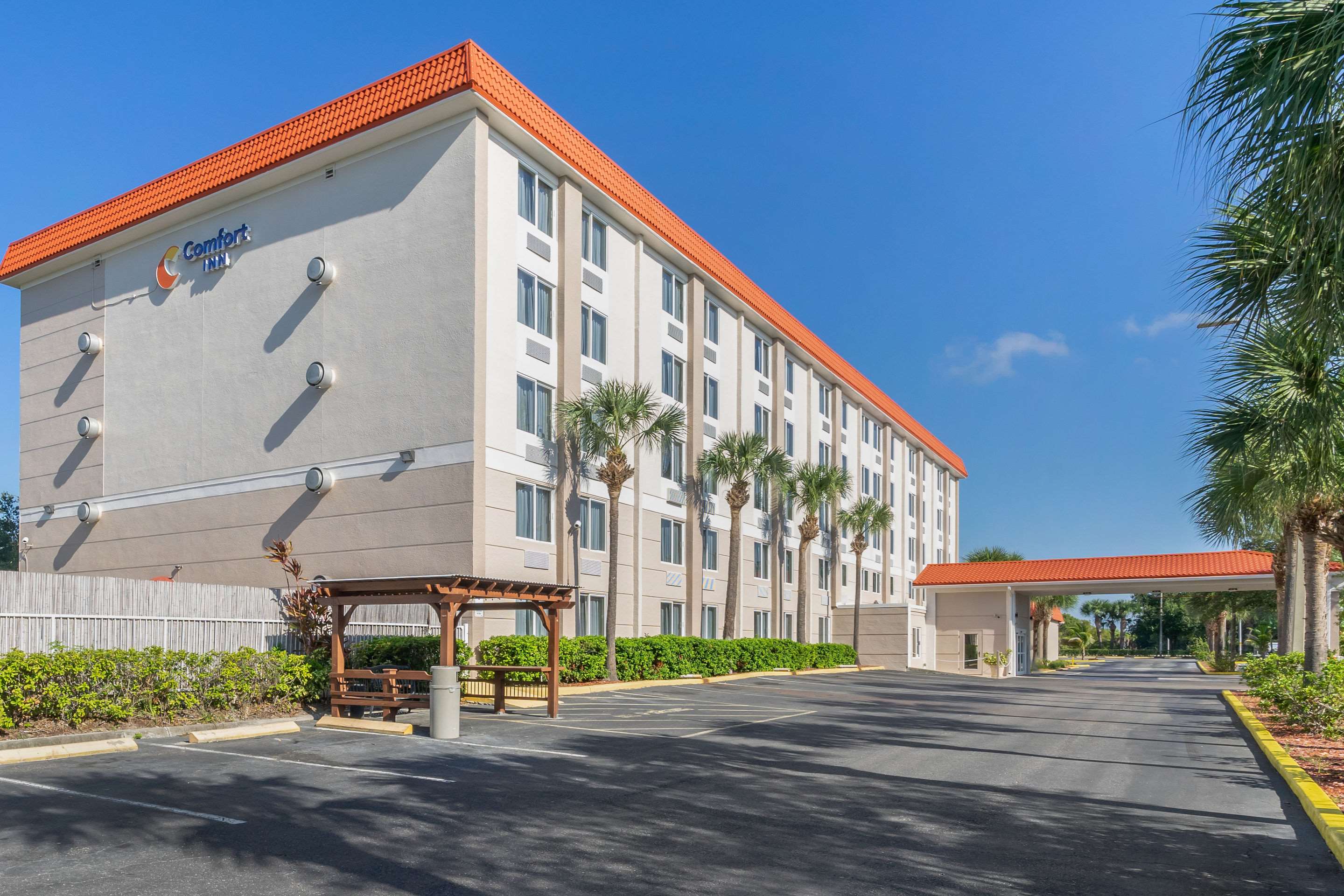 Hotel exterior | Comfort Inn St Petersburg North