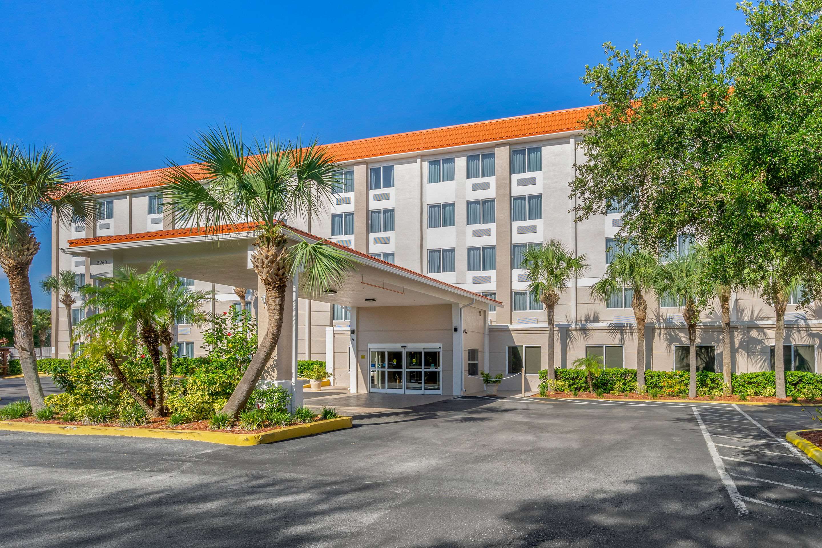 Hotel exterior | Comfort Inn St Petersburg North