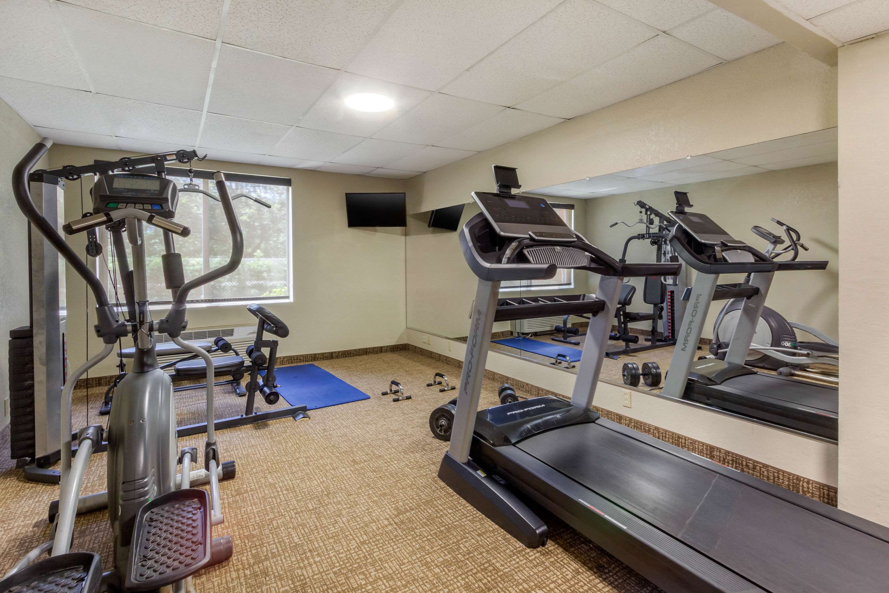 Fitness center | Comfort Inn St Petersburg North