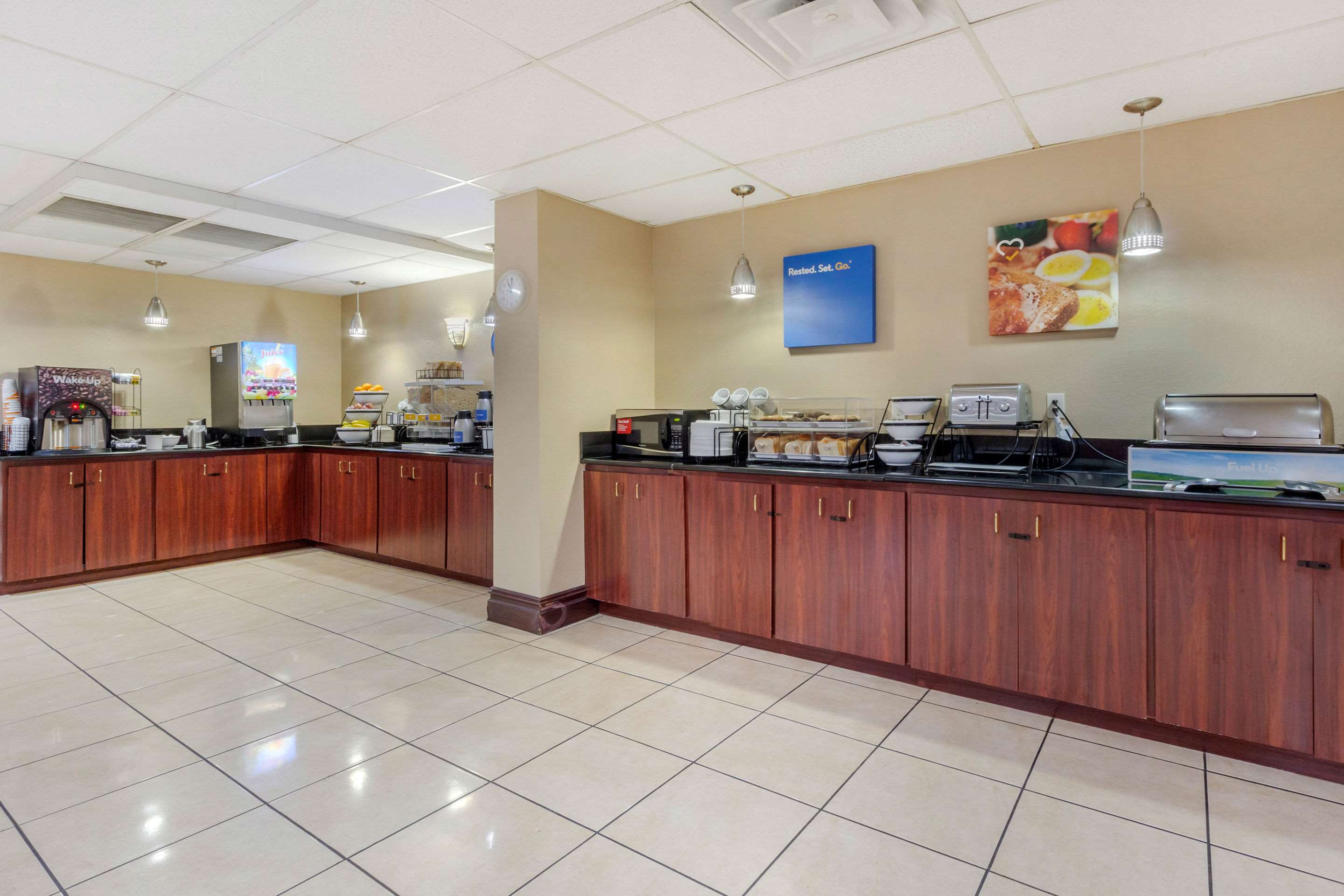 Breakfast area | Comfort Inn St Petersburg North
