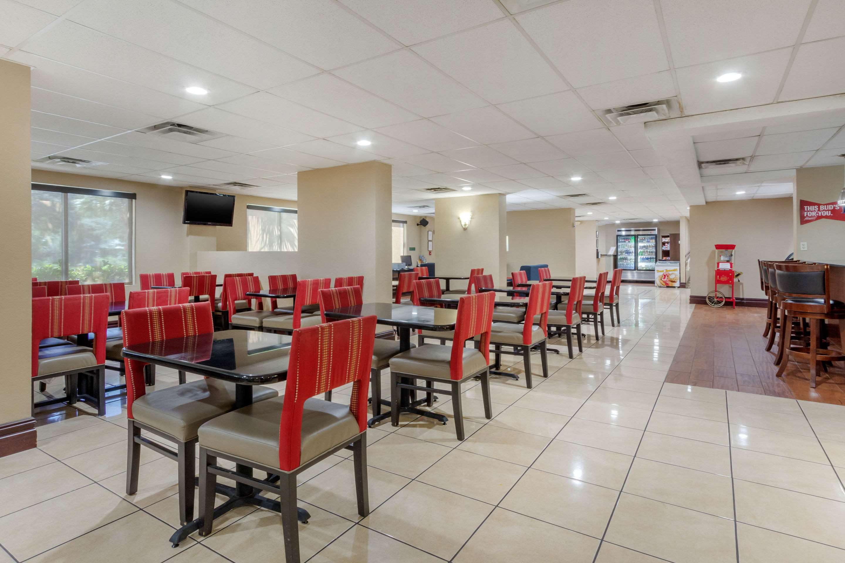 Breakfast area | Comfort Inn St Petersburg North