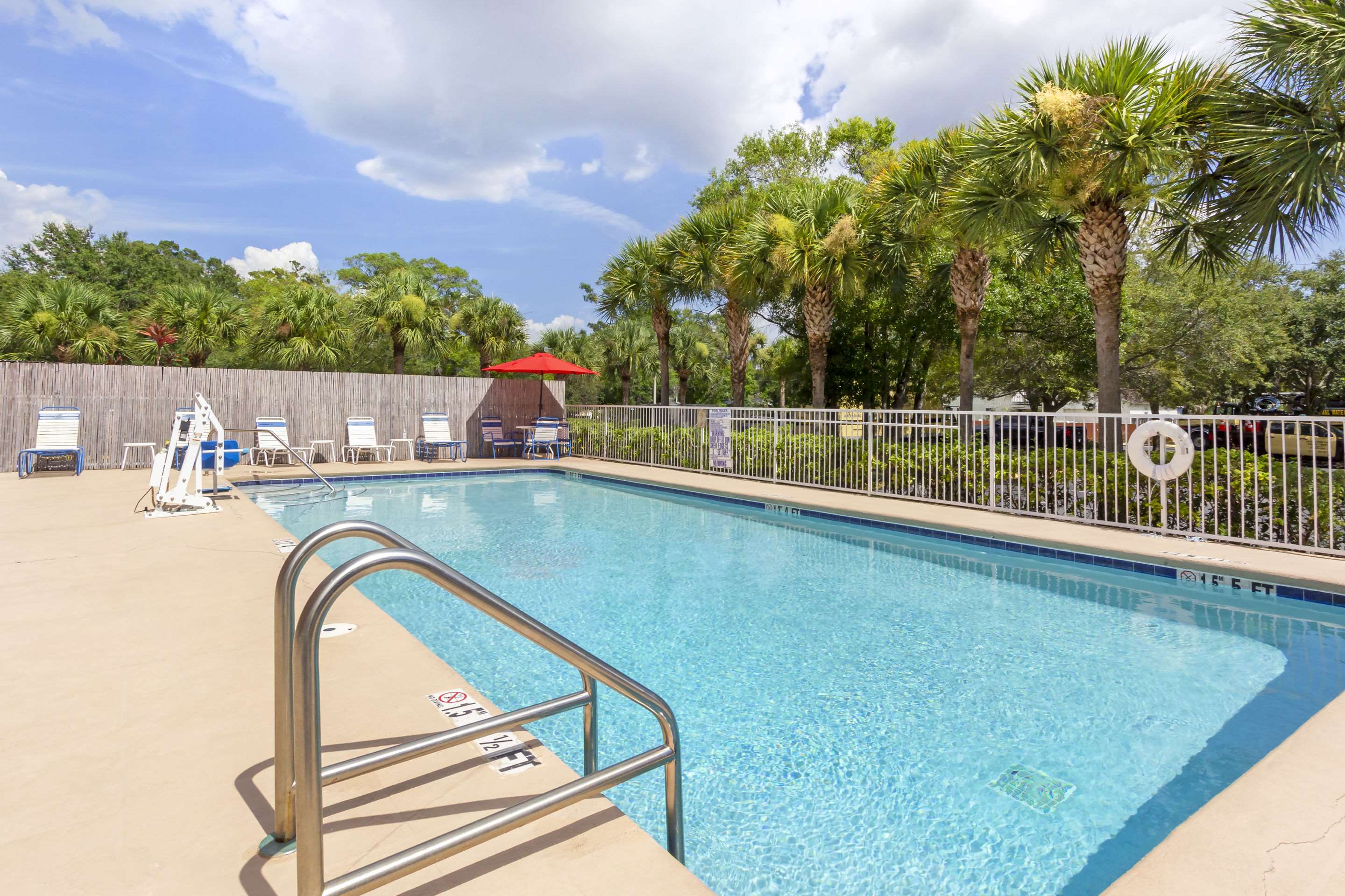 Outdoor pool | Comfort Inn St Petersburg North