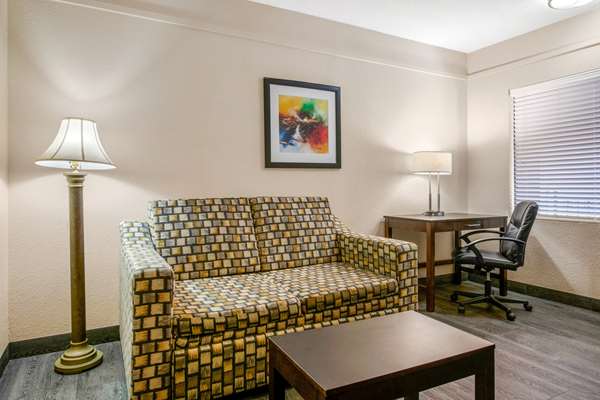 Suite - Quality Inn & Suites Jacksonville - I-95, Exit 341