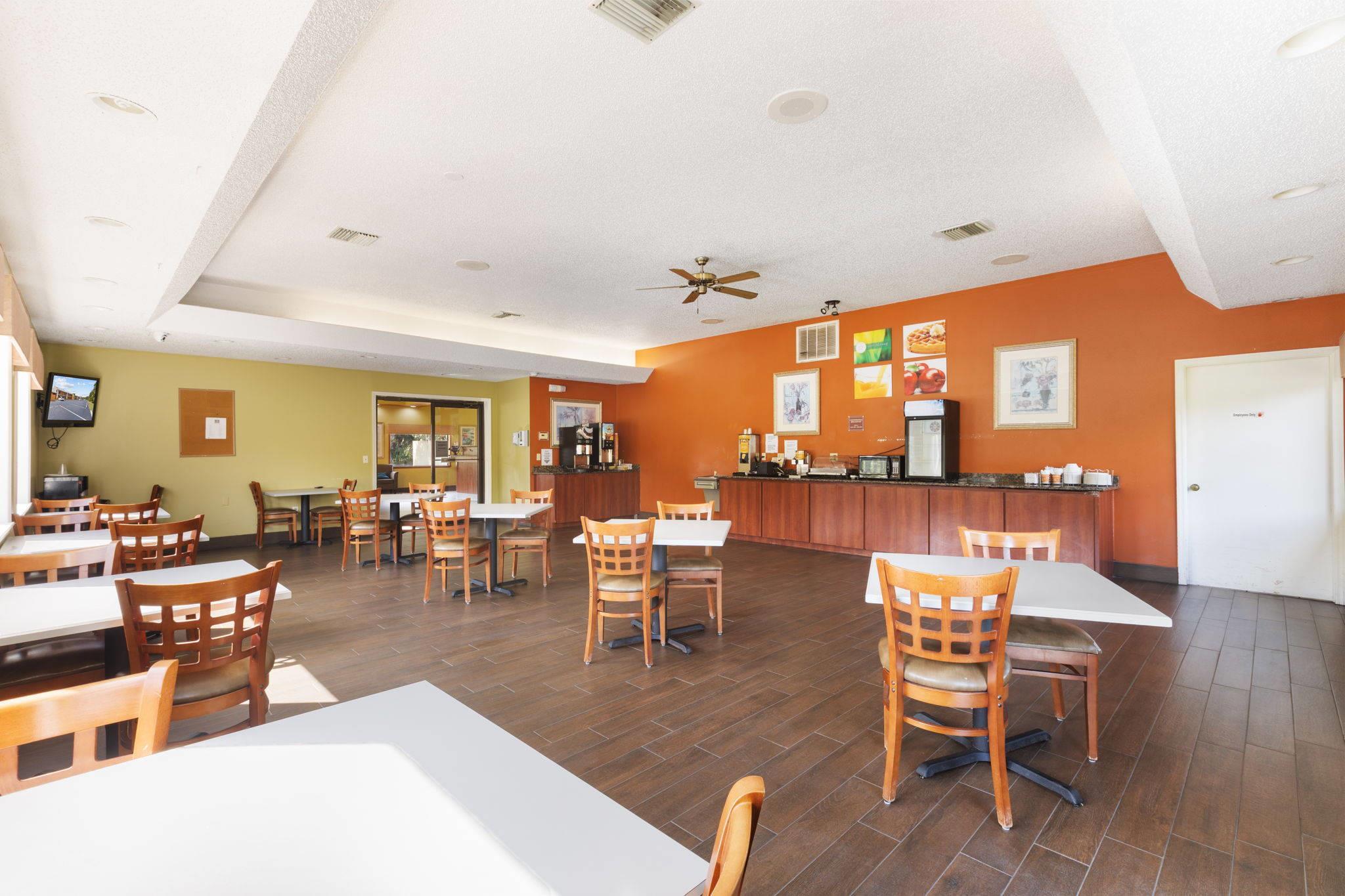Breakfast area | Quality Inn Crystal River