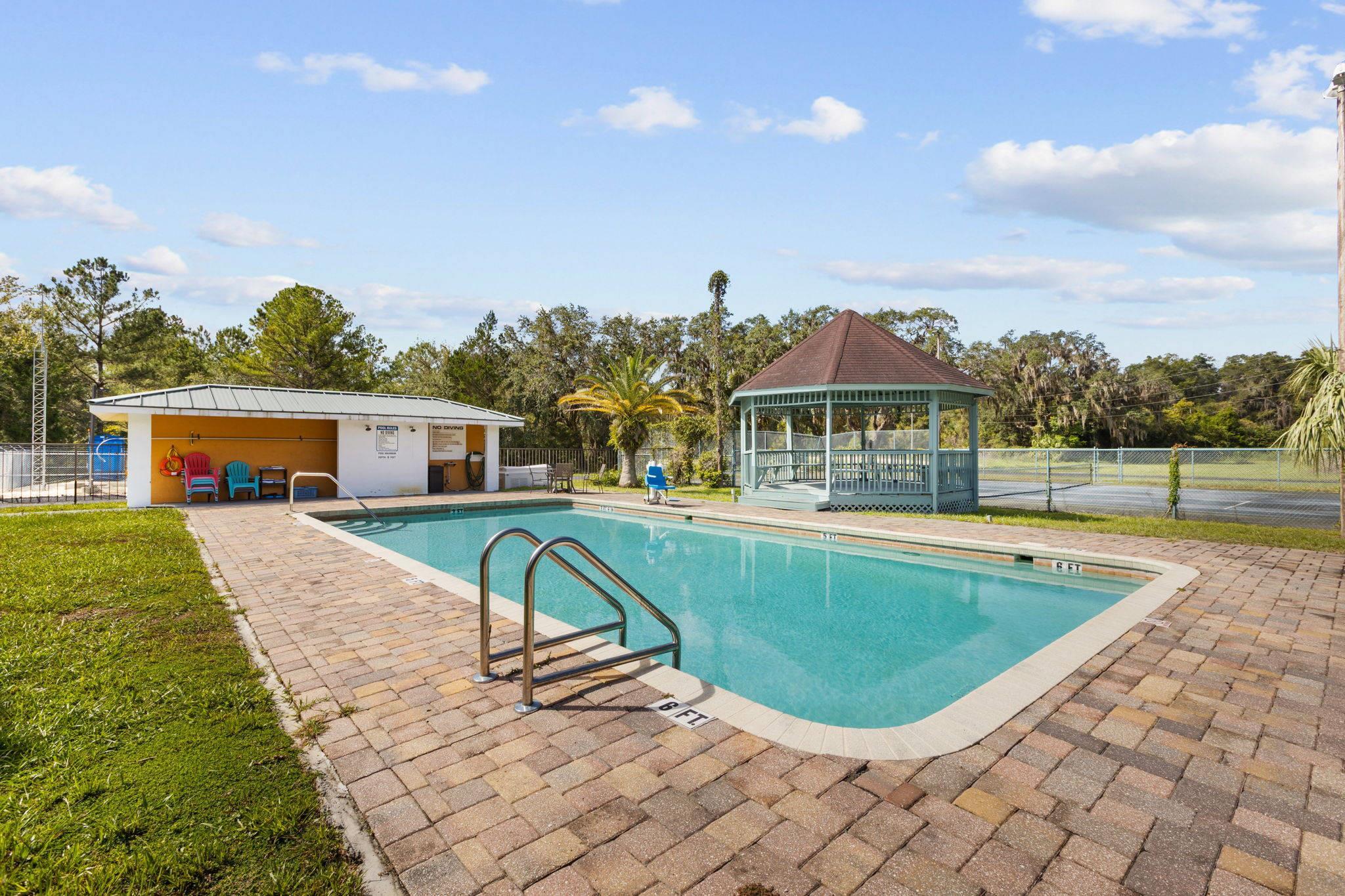 Outdoor pool | Quality Inn Crystal River