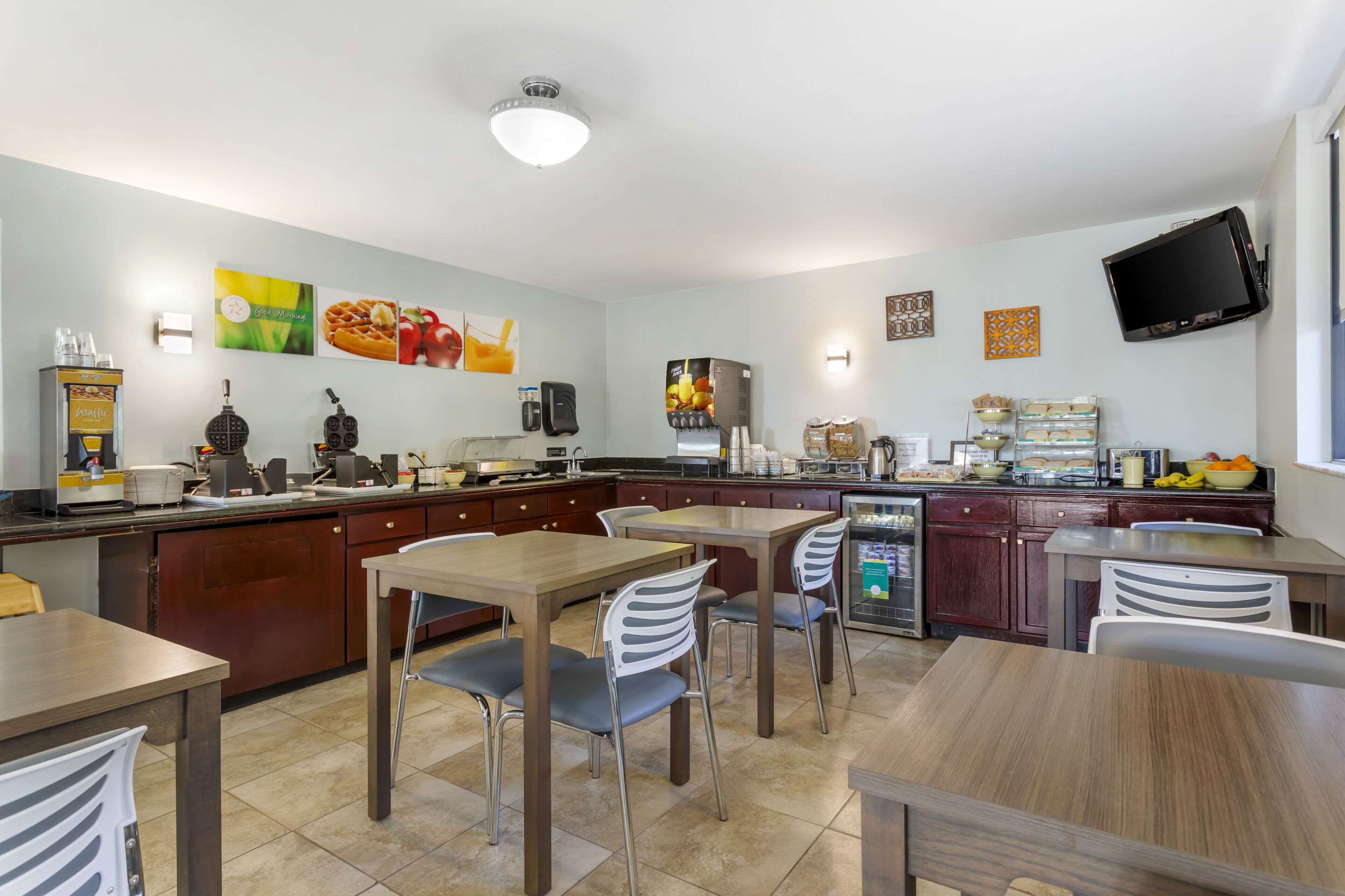 Breakfast area | Quality Inn & Suites St Augustine Beach Area
