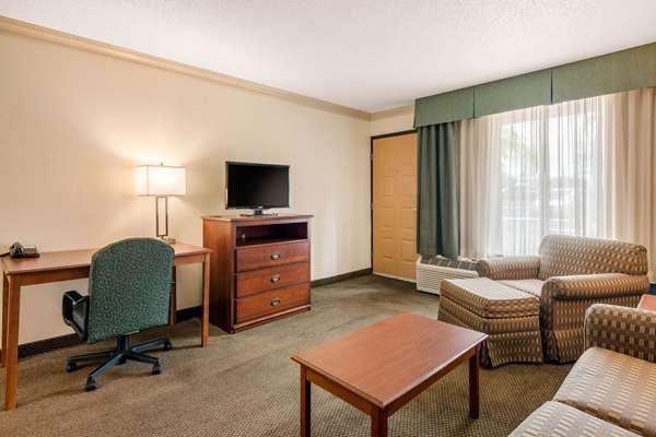 Suite - Quality Inn & Suites Tarpon Springs