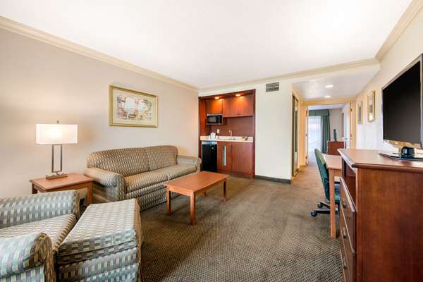 Suite - Quality Inn & Suites Tarpon Springs