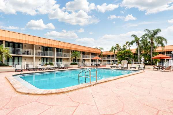 Pool - Quality Inn & Suites Tarpon Springs