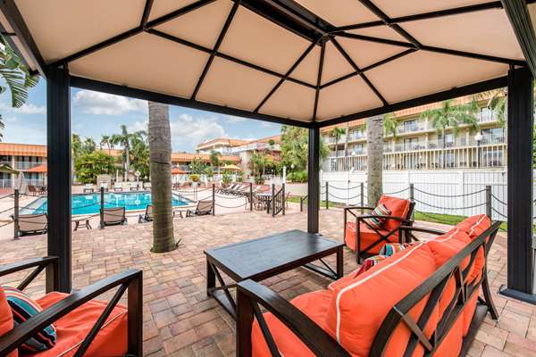 Pool - Quality Inn & Suites Tarpon Springs