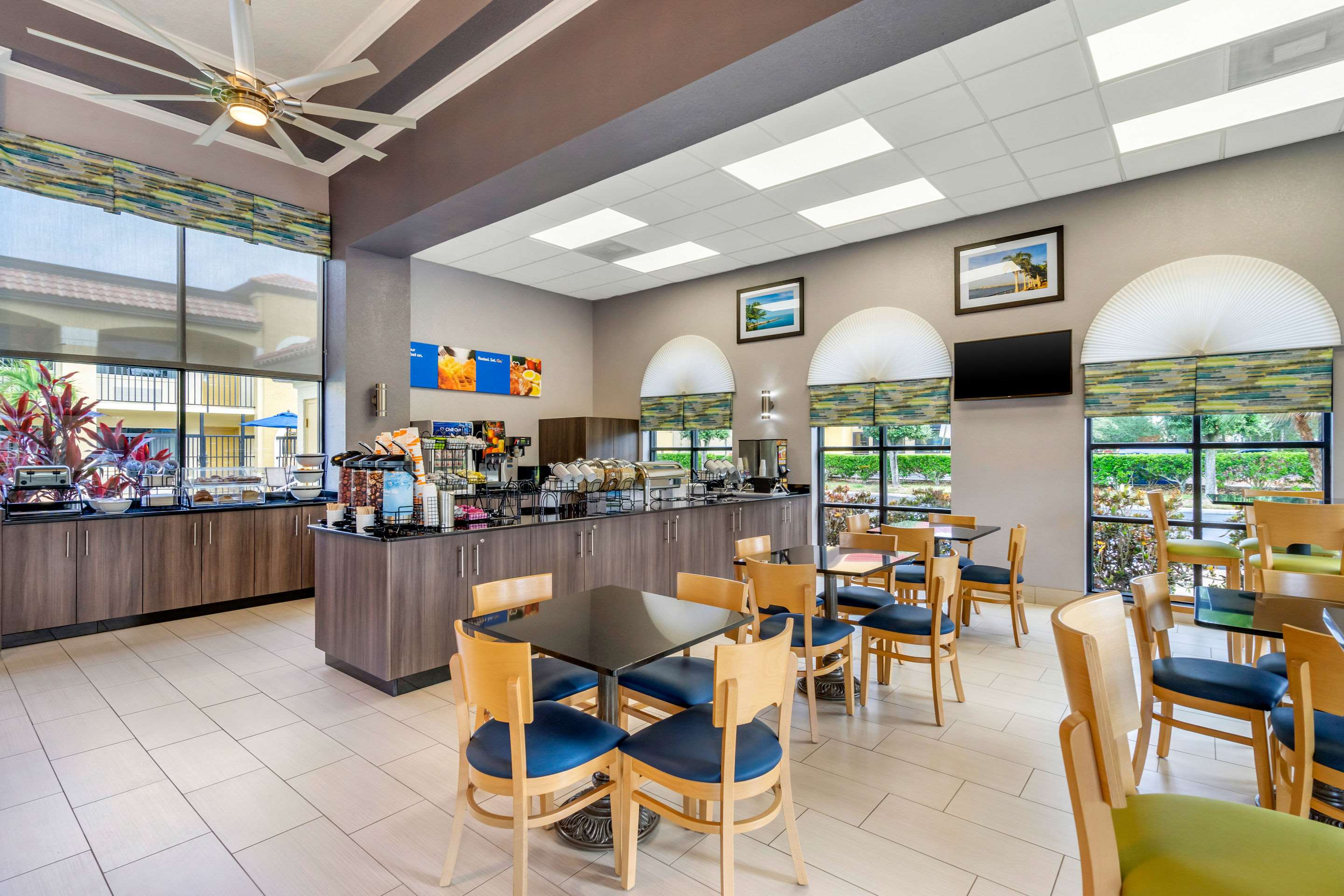 Breakfast area | Comfort Inn Sun City Center - Tampa South