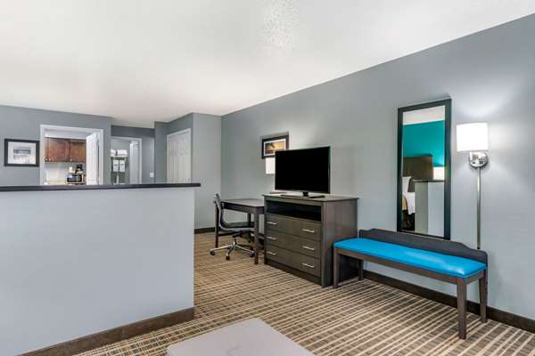 Suite - Comfort Inn Sun City Center - I-75, Exit 240