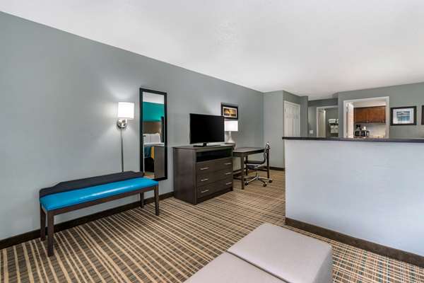 Suite - Comfort Inn Sun City Center - I-75, Exit 240