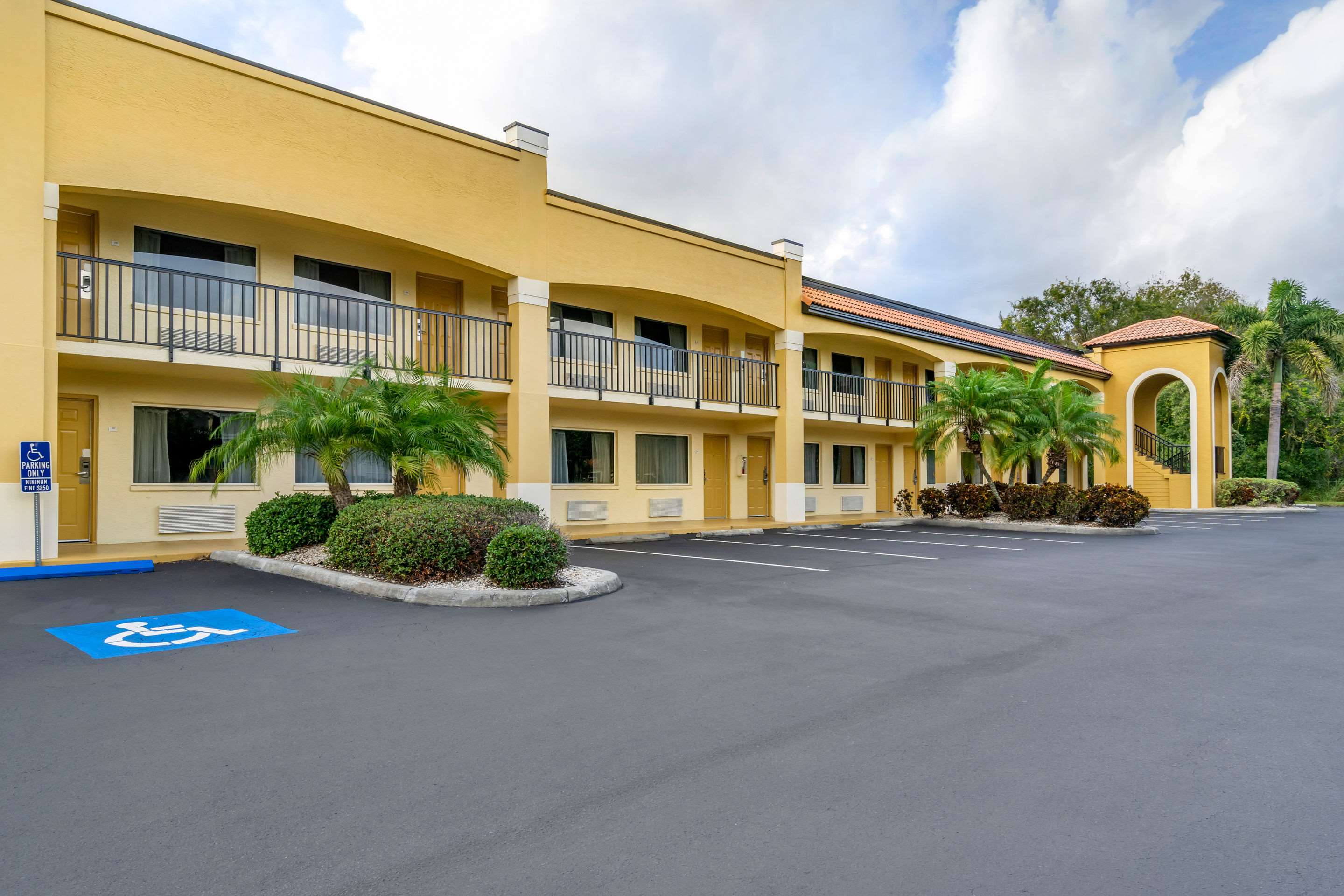 Hotel exterior | Comfort Inn Sun City Center - Tampa South