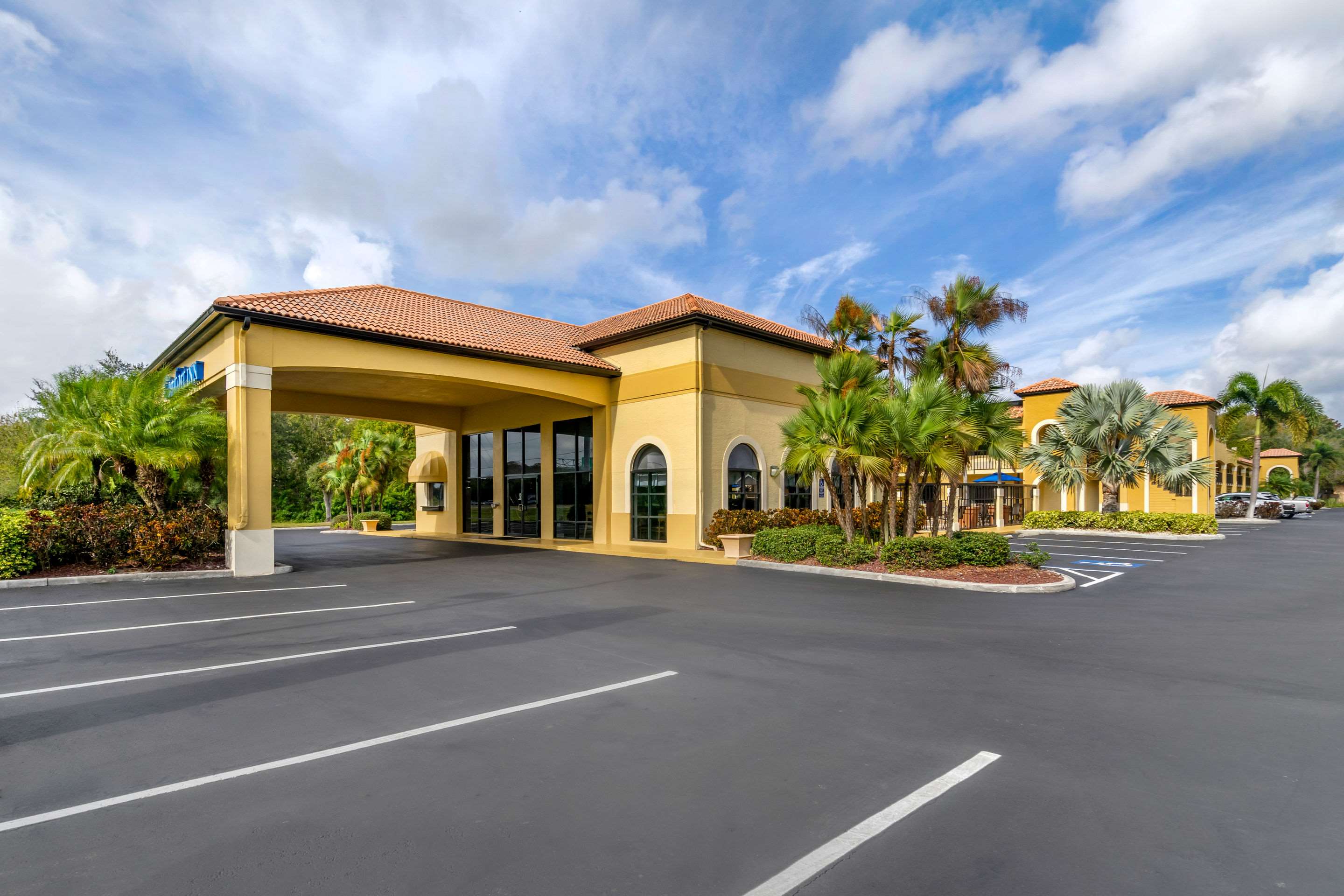 Hotel exterior | Comfort Inn Sun City Center - Tampa South