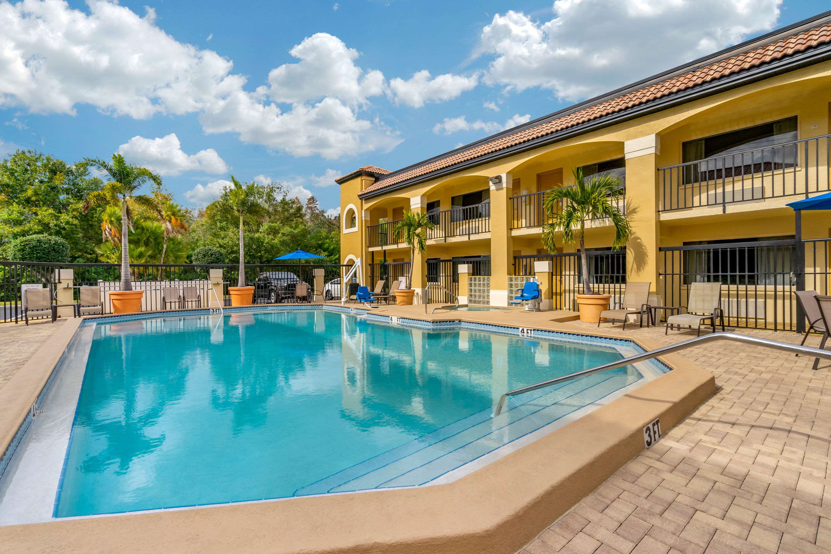 Outdoor pool | Comfort Inn Sun City Center - Tampa South
