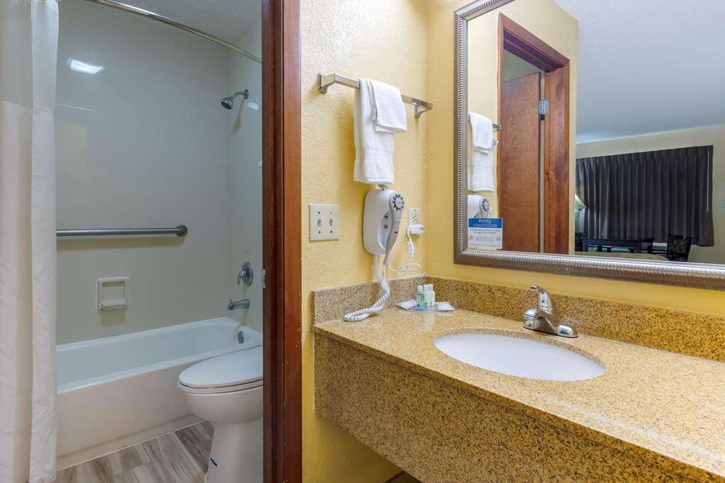 QUALITY INN AND SUITES MT DORA N-guestroom-Guest Room,Bathroom,On-Site.jpg