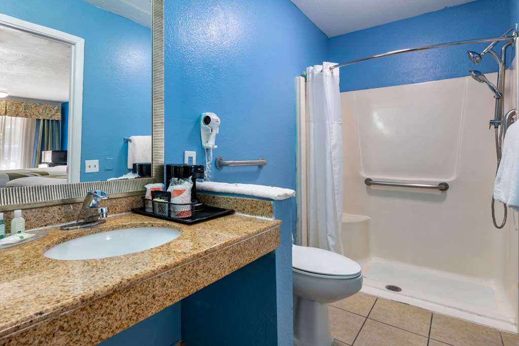 QUALITY INN SARASOTA NORTH NEAR LID-guestroom-Guest Room,Bathroom,On-Site.jpg