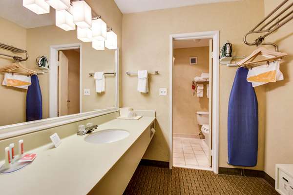  - Econo Lodge Busch Gardens Tampa