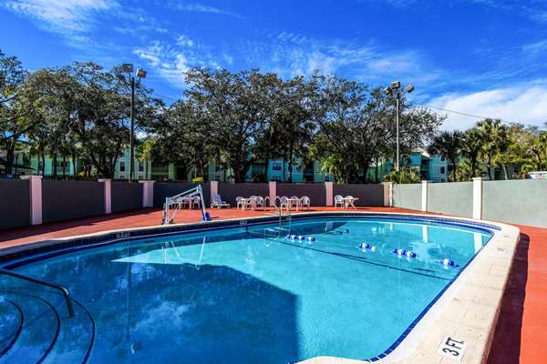 Pool - Econo Lodge Busch Gardens Tampa