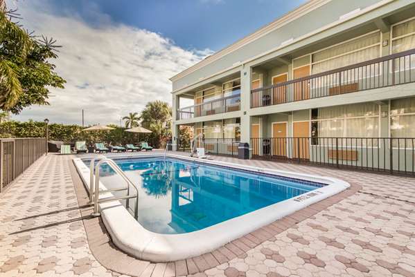 Pool - Quality Inn Boca Raton