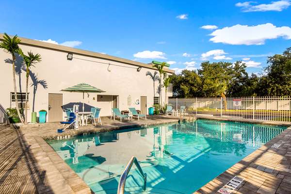 Pool - Quality Inn Bradenton