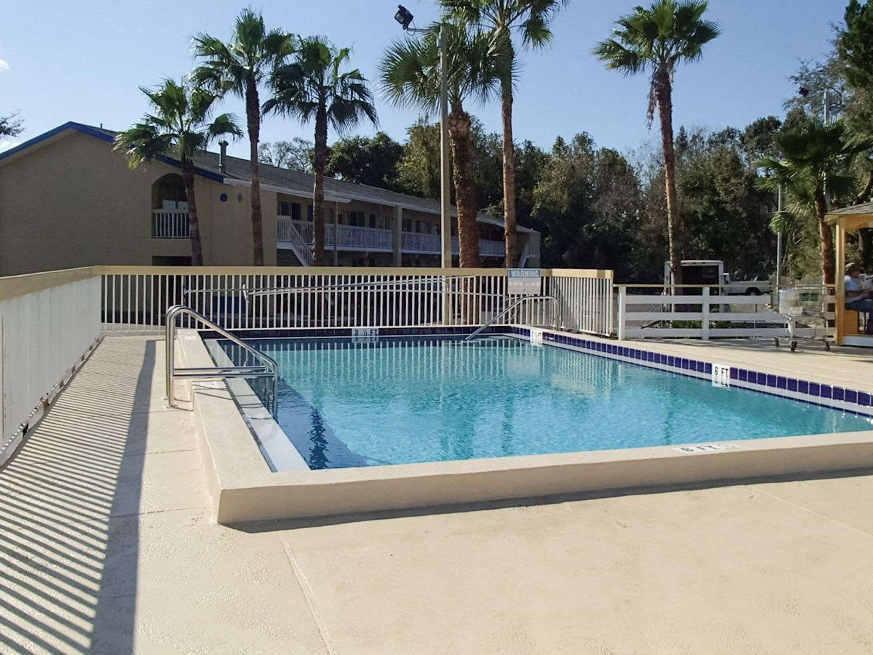 Outdoor pool | Rodeway Inn Leesburg Chain of Lakes