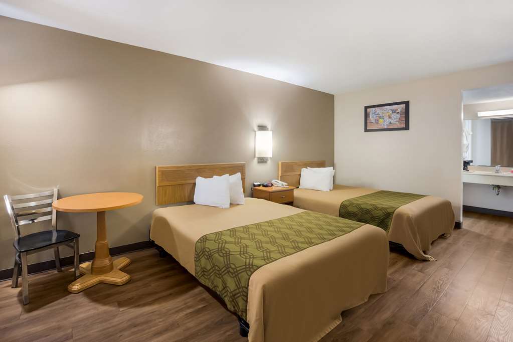 ECONO LODGE LIVE OAK-guestroom-Guest Room,On-Site.jpg